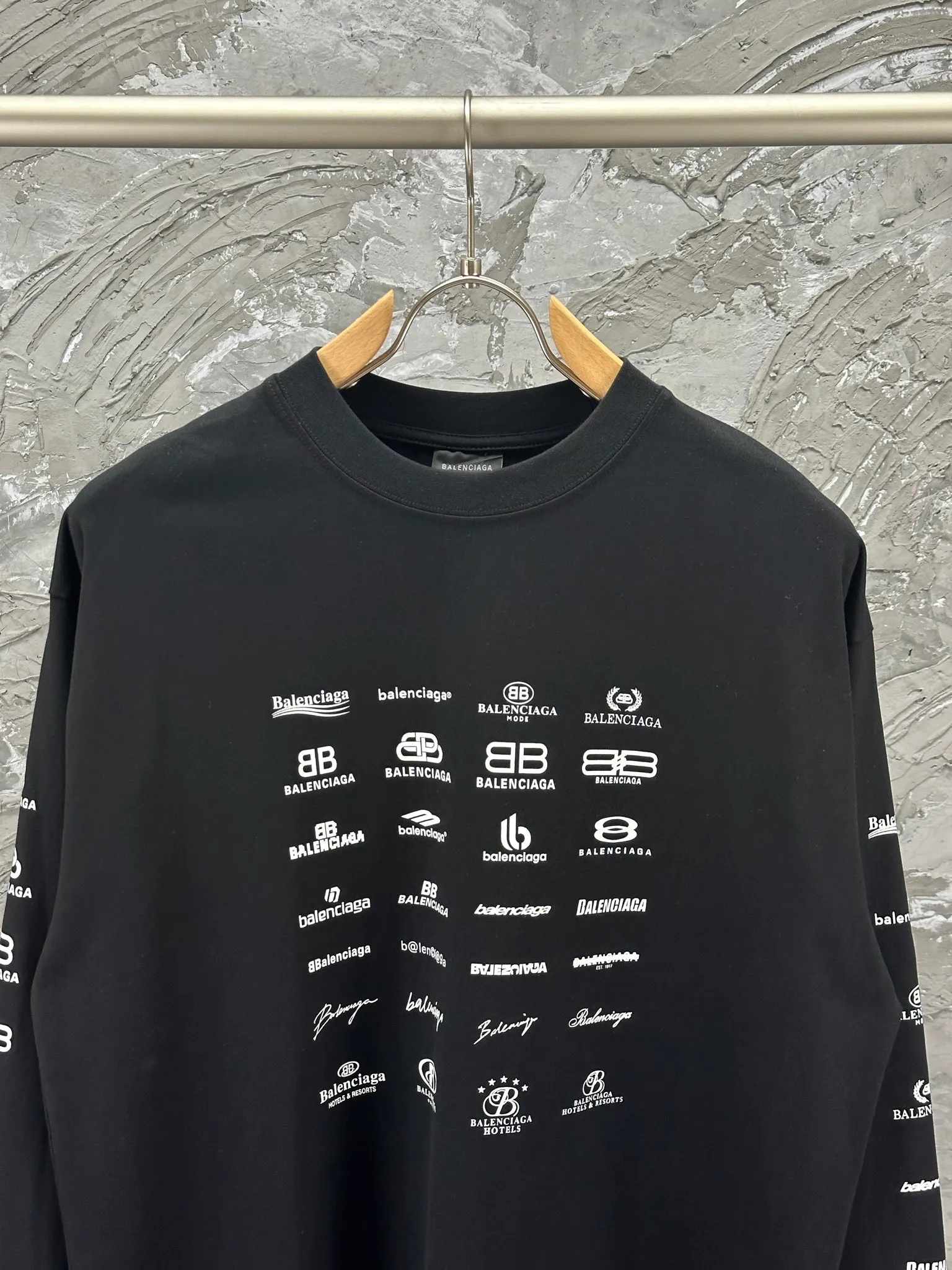🅿️240 BALENCI*GA Paris full-print LOGO letter style long sleeves. The fabric is made of Paris custom-woven and dyed double yarn pure cotton fabric. The weight is 280g. The thread is custom-woven and dyed without color difference. The front and back panels are made of environmentally friendly dot offset printing. Two high-temperature setting washes. os dropped shoulders and loose version. Same style for men and women -Color: black ivory -SIZE: XS S M L Style No. 8612#