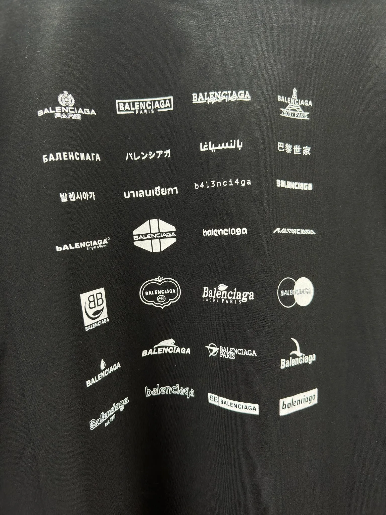 🅿️240 BALENCI*GA Paris full-print LOGO letter style long sleeves. The fabric is made of Paris custom-woven and dyed double yarn pure cotton fabric. The weight is 280g. The thread is custom-woven and dyed without color difference. The front and back panels are made of environmentally friendly dot offset printing. Two high-temperature setting washes. os dropped shoulders and loose version. Same style for men and women -Color: black ivory -SIZE: XS S M L Style No. 8612#