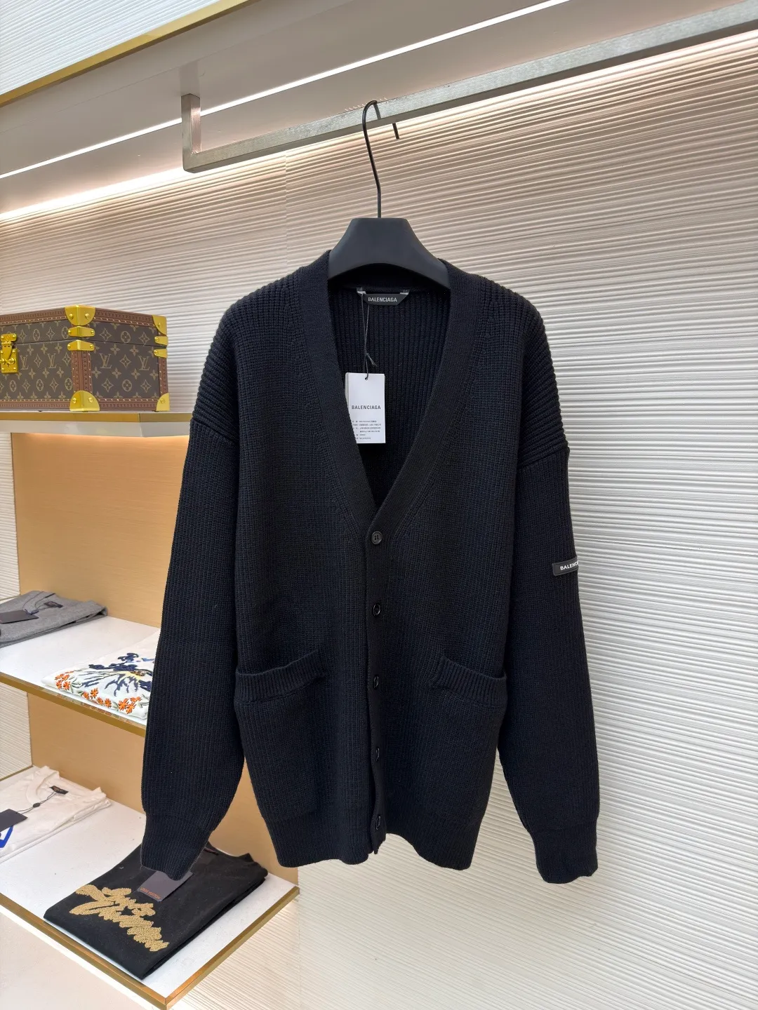 Balenciaga arm logo cardigan sweater ●Original version: Purchased and developed by 12527 ●Item number: 1681604-B15 ●Fabric: wool blended fabric ●Technology: knitting ●Color: black ●Version: loose fit ●Weight: about 1030 grams ●Size: S-M-L ●Description: Using wool blended yarn, the fabric composition is 65% cotton, 35% wool. The fabric pattern is stiff. The high cotton content can make the clothes have a sagging feeling and restore the original effect. The 35% wool content can fully tighten the fabric density and make the clothes achieve a certain level of warmth. Accessories: Leather The logo is made of natural silicone material. The original white fonts in the logo are custom-made. The sizes are consistent with the original version. This model is made of wool blended fabric and cardigan. The long sleeves and sleeves are decorated with logo art silicone works. The overall wiring is straight and delicate, the fabric is comfortable and soft, and the color is consistent without color difference. It can be matched with the same style to create a fashionable look, and can be used in various occasions. Customized accessories, complete with three standards, same style for men and women!