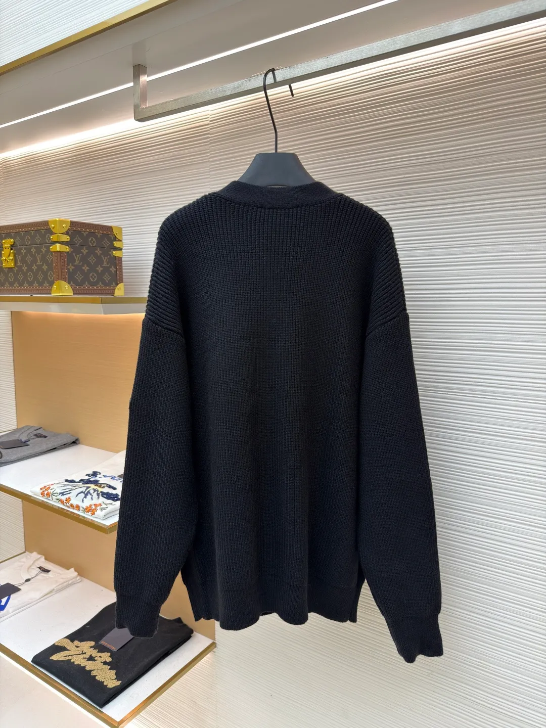Balenciaga arm logo cardigan sweater ●Original version: Purchased and developed by 12527 ●Item number: 1681604-B15 ●Fabric: wool blended fabric ●Technology: knitting ●Color: black ●Version: loose fit ●Weight: about 1030 grams ●Size: S-M-L ●Description: Using wool blended yarn, the fabric composition is 65% cotton, 35% wool. The fabric pattern is stiff. The high cotton content can make the clothes have a sagging feeling and restore the original effect. The 35% wool content can fully tighten the fabric density and make the clothes achieve a certain level of warmth. Accessories: Leather The logo is made of natural silicone material. The original white fonts in the logo are custom-made. The sizes are consistent with the original version. This model is made of wool blended fabric and cardigan. The long sleeves and sleeves are decorated with logo art silicone works. The overall wiring is straight and delicate, the fabric is comfortable and soft, and the color is consistent without color difference. It can be matched with the same style to create a fashionable look, and can be used in various occasions. Customized accessories, complete with three standards, same style for men and women!