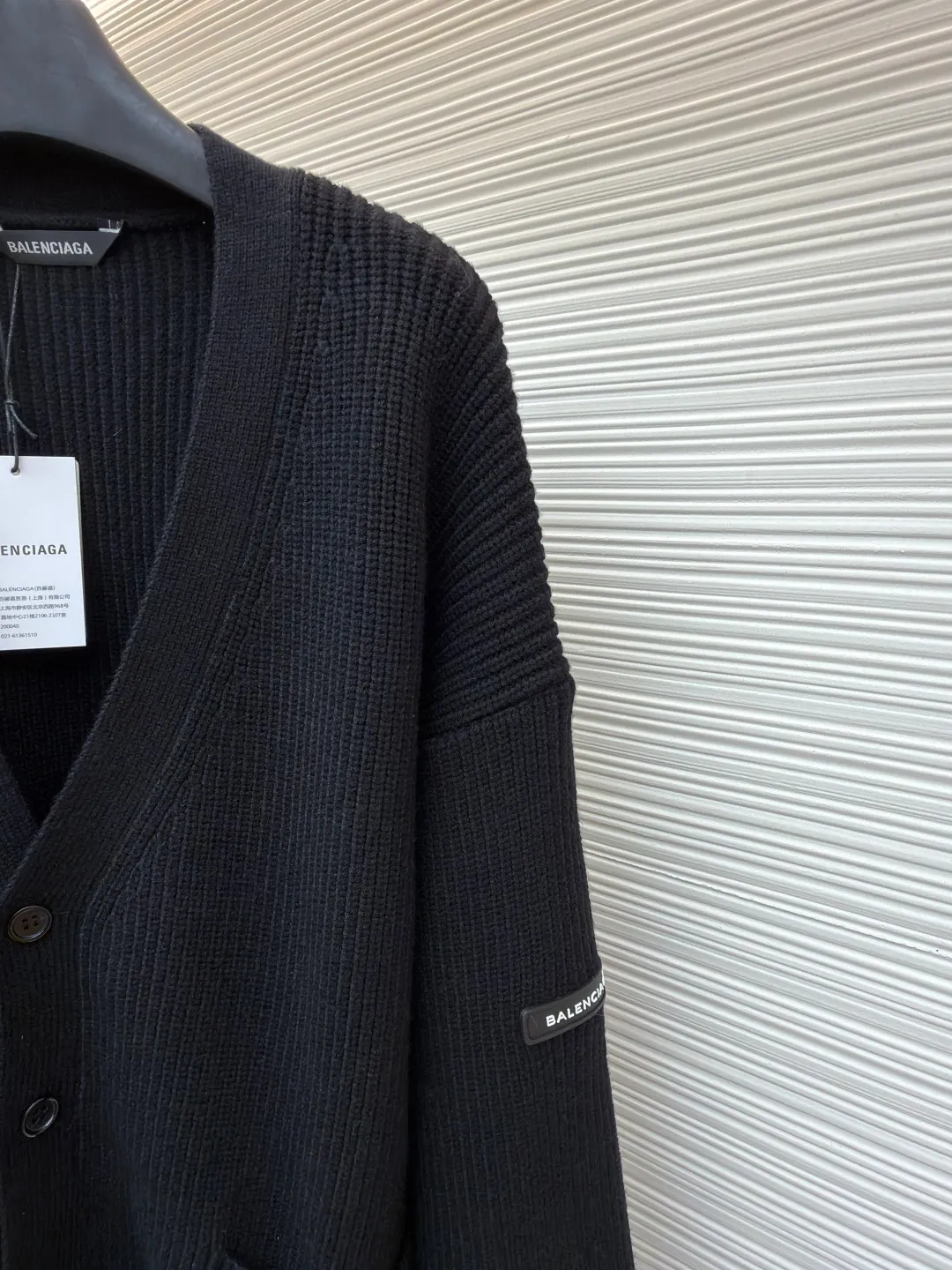 Balenciaga arm logo cardigan sweater ●Original version: Purchased and developed by 12527 ●Item number: 1681604-B15 ●Fabric: wool blended fabric ●Technology: knitting ●Color: black ●Version: loose fit ●Weight: about 1030 grams ●Size: S-M-L ●Description: Using wool blended yarn, the fabric composition is 65% cotton, 35% wool. The fabric pattern is stiff. The high cotton content can make the clothes have a sagging feeling and restore the original effect. The 35% wool content can fully tighten the fabric density and make the clothes achieve a certain level of warmth. Accessories: Leather The logo is made of natural silicone material. The original white fonts in the logo are custom-made. The sizes are consistent with the original version. This model is made of wool blended fabric and cardigan. The long sleeves and sleeves are decorated with logo art silicone works. The overall wiring is straight and delicate, the fabric is comfortable and soft, and the color is consistent without color difference. It can be matched with the same style to create a fashionable look, and can be used in various occasions. Customized accessories, complete with three standards, same style for men and women!