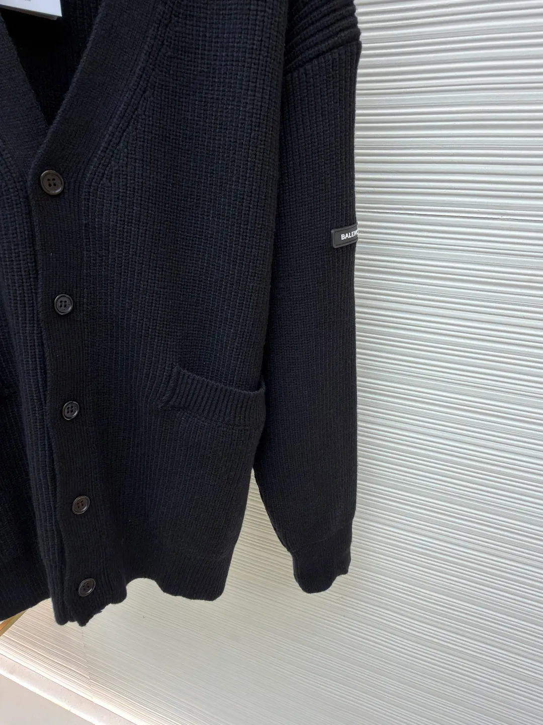Balenciaga arm logo cardigan sweater ●Original version: Purchased and developed by 12527 ●Item number: 1681604-B15 ●Fabric: wool blended fabric ●Technology: knitting ●Color: black ●Version: loose fit ●Weight: about 1030 grams ●Size: S-M-L ●Description: Using wool blended yarn, the fabric composition is 65% cotton, 35% wool. The fabric pattern is stiff. The high cotton content can make the clothes have a sagging feeling and restore the original effect. The 35% wool content can fully tighten the fabric density and make the clothes achieve a certain level of warmth. Accessories: Leather The logo is made of natural silicone material. The original white fonts in the logo are custom-made. The sizes are consistent with the original version. This model is made of wool blended fabric and cardigan. The long sleeves and sleeves are decorated with logo art silicone works. The overall wiring is straight and delicate, the fabric is comfortable and soft, and the color is consistent without color difference. It can be matched with the same style to create a fashionable look, and can be used in various occasions. Customized accessories, complete with three standards, same style for men and women!