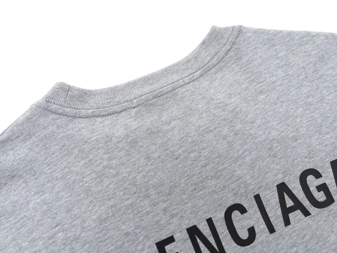 🅿️166 Detailed picture [Top version. Official website quality] BALENCI*GA/Paris#Classic style. Classic letter printed short-sleeved T-shirt on the front and back #brick cabinet synchronization.                       The fabric is made of Paris ZP custom-woven and dyed cotton double yarn, weighing 260 grams. The cloth surface is clean. The cloth pattern is clear, soft and comfortable. The threads are dyed with no color difference. The classic pattern is printed with environmentally friendly imported materials, precision printing screen, the letters are clear, the effect is three-dimensional, and the brick cabinet is restored. The version adopts OS loose shoulder style. Same style for men and women. Coding: BL223022 Color: black, beige, white, blue, floral gray, beige. Size: XS to L