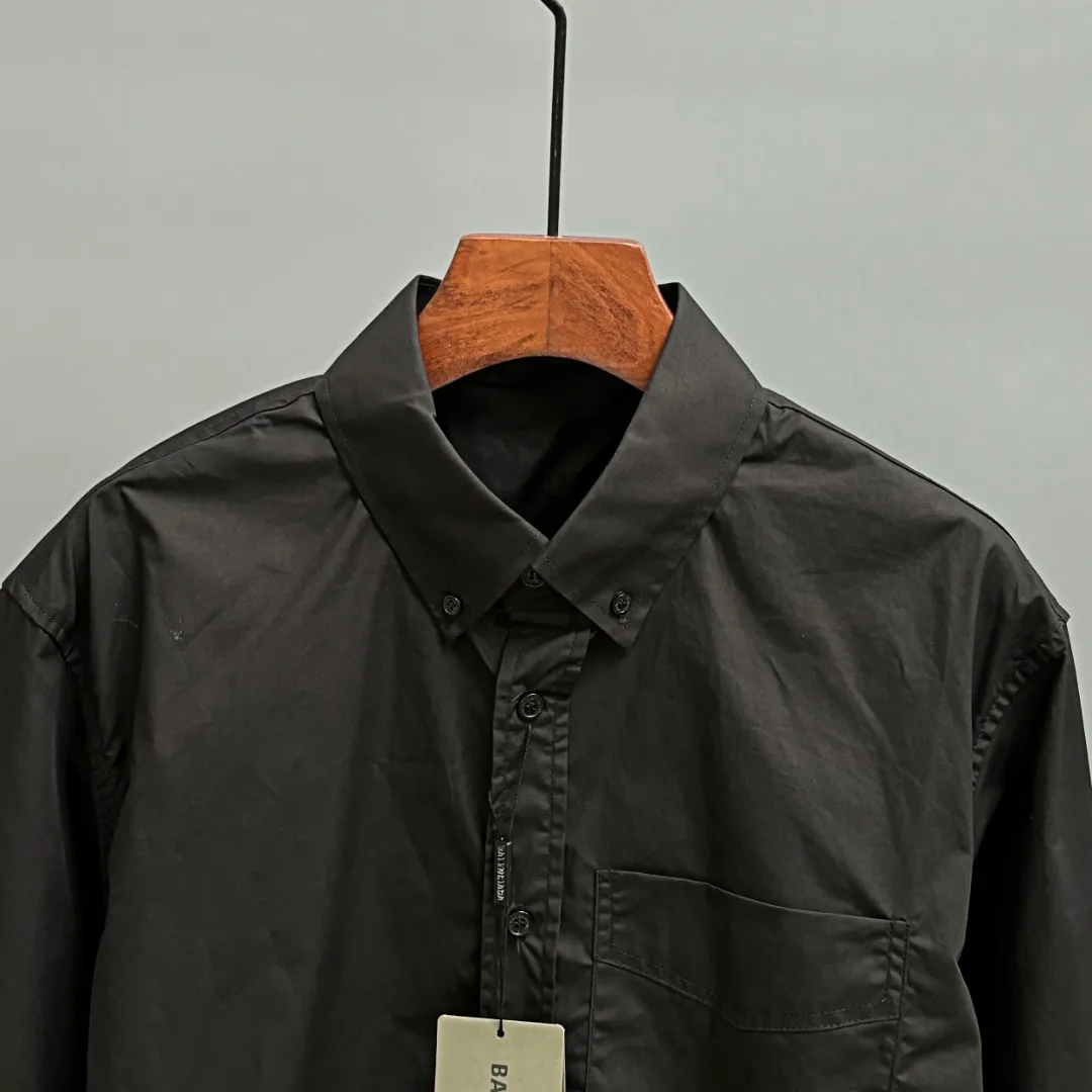🅿️220 BALENCIAGA/Balenciaga early autumn thick plate printed shirt. Customized classic 40-count plain weave imitation Tencel Paris shirt fabric. Loose version. Three-dimensional upper body. Smooth and natural lines. From shoulder line to waistline to hem. Smooth transition of lines. No unnecessary folds or accumulation. The whole body is neat and stretched. Customized Paris logo engraved button. Patch pocket design on the left side of the chest. Matched with balenciaga imported thick glue printing embellishment on the back panel. The printing fits perfectly with the fabric. There will be no problems such as color fading, peeling off, etc. Size: S M L XL