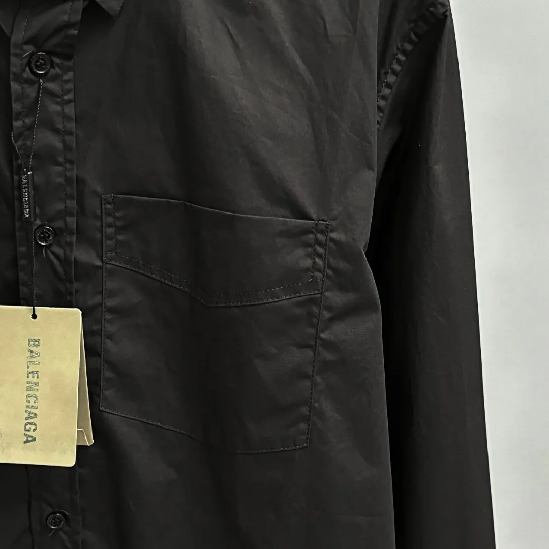 🅿️220 BALENCIAGA/Balenciaga early autumn thick plate printed shirt. Customized classic 40-count plain weave imitation Tencel Paris shirt fabric. Loose version. Three-dimensional upper body. Smooth and natural lines. From shoulder line to waistline to hem. Smooth transition of lines. No unnecessary folds or accumulation. The whole body is neat and stretched. Customized Paris logo engraved button. Patch pocket design on the left side of the chest. Matched with balenciaga imported thick glue printing embellishment on the back panel. The printing fits perfectly with the fabric. There will be no problems such as color fading, peeling off, etc. Size: S M L XL