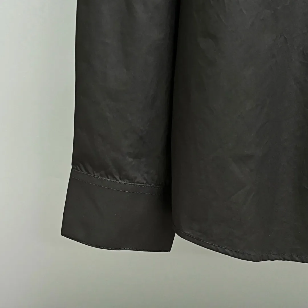 🅿️220 BALENCIAGA/Balenciaga early autumn thick plate printed shirt. Customized classic 40-count plain weave imitation Tencel Paris shirt fabric. Loose version. Three-dimensional upper body. Smooth and natural lines. From shoulder line to waistline to hem. Smooth transition of lines. No unnecessary folds or accumulation. The whole body is neat and stretched. Customized Paris logo engraved button. Patch pocket design on the left side of the chest. Matched with balenciaga imported thick glue printing embellishment on the back panel. The printing fits perfectly with the fabric. There will be no problems such as color fading, peeling off, etc. Size: S M L XL