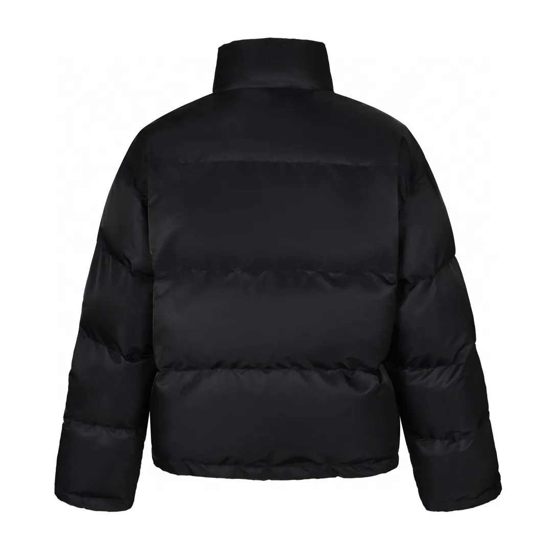 🅿️680 [Exclusive supply] BLCG 24FW clip-on double-sided cotton jacket. The original version was purchased for 28,800 and developed. The fabric is made of 100% polyester woven vermilion fabric. Anti-tear technology, after special treatment, it has good windproof and water-repellent properties. It can keep the interior dry even in rainy and snowy weather. The interior is filled with original-grade Xinjiang environmentally friendly cotton, with a cotton filling volume of up to 450G. It has ultra-high fill power and strong warmth retention. The separated cotton filling process and precise machine filling cotton are evenly distributed to keep warm in all directions. The upper body is light and not bloated. The chest is decorated with embroidery of works of art. The pattern embroidery has been repeatedly confirmed many times. High-quality silk thread or special materials are selected to ensure the texture and durability of the embroidery. The silk strands are not skewed and the stitch length is consistent. Exclusive molded hardware pins, four-button buttons, custom-made rubber zippers, dyed spring buckles, and beads distinguish them from the market currency. The placket has four holes in total so that the pin can be fastened on both sides. Double-sided design, strong optionality, the labor cost of one piece is equivalent to two pieces. The jacket is designed with a unisex style and is suitable for a variety of body types. There are two snap button pockets on the front of the pocket, which are practical and beautiful. It has a chest pin for individuality. The overall shape has not been changed, and the length is shorter for a vibe effect on the upper body. Manufactured by a major foreign trade factory, the details follow the original version and are produced perfectly. Size:S/M/L/XL