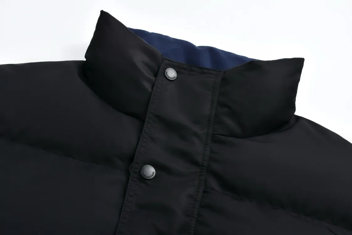 🅿️680 [Exclusive supply] BLCG 24FW clip-on double-sided cotton jacket. The original version was purchased for 28,800 and developed. The fabric is made of 100% polyester woven vermilion fabric. Anti-tear technology, after special treatment, it has good windproof and water-repellent properties. It can keep the interior dry even in rainy and snowy weather. The interior is filled with original-grade Xinjiang environmentally friendly cotton, with a cotton filling volume of up to 450G. It has ultra-high fill power and strong warmth retention. The separated cotton filling process and precise machine filling cotton are evenly distributed to keep warm in all directions. The upper body is light and not bloated. The chest is decorated with embroidery of works of art. The pattern embroidery has been repeatedly confirmed many times. High-quality silk thread or special materials are selected to ensure the texture and durability of the embroidery. The silk strands are not skewed and the stitch length is consistent. Exclusive molded hardware pins, four-button buttons, custom-made rubber zippers, dyed spring buckles, and beads distinguish them from the market currency. The placket has four holes in total so that the pin can be fastened on both sides. Double-sided design, strong optionality, the labor cost of one piece is equivalent to two pieces. The jacket is designed with a unisex style and is suitable for a variety of body types. There are two snap button pockets on the front of the pocket, which are practical and beautiful. It has a chest pin for individuality. The overall shape has not been changed, and the length is shorter for a vibe effect on the upper body. Manufactured by a major foreign trade factory, the details follow the original version and are produced perfectly. Size:S/M/L/XL