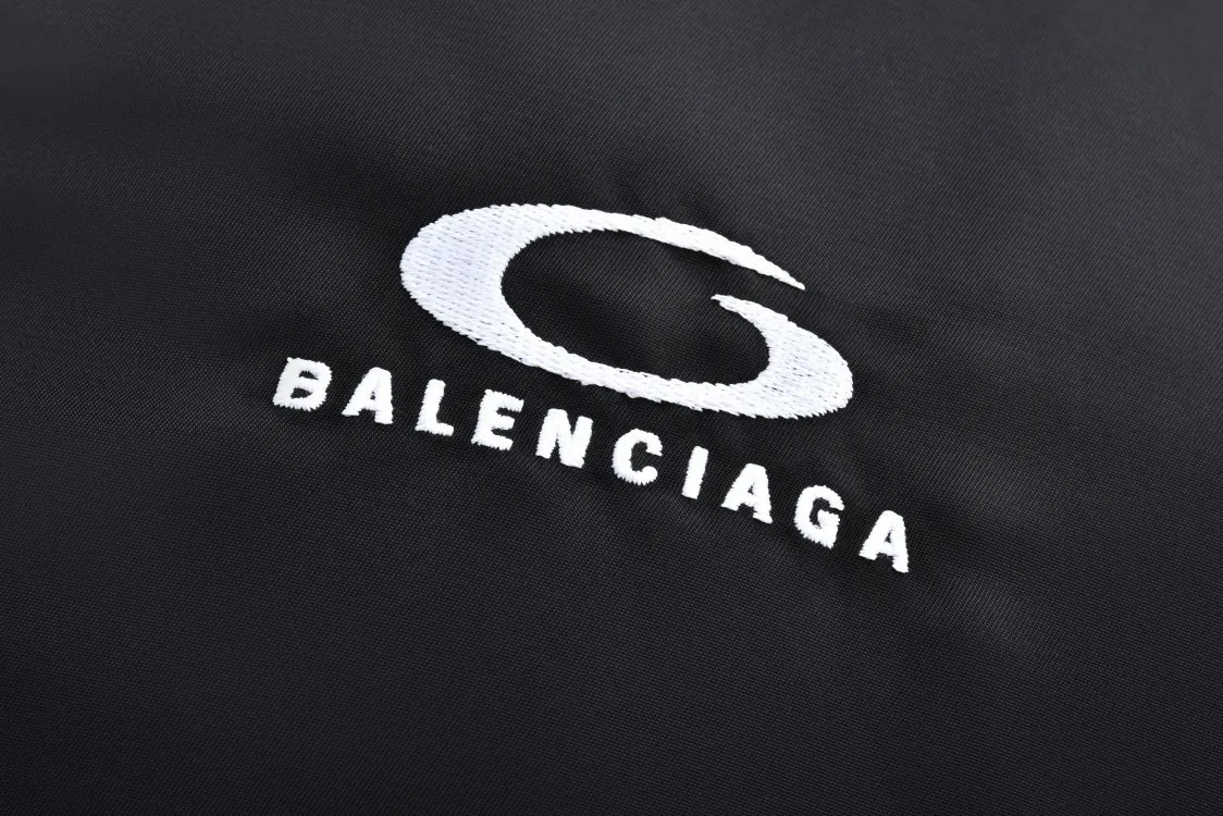 🅿️680 [Exclusive supply] BLCG 24FW clip-on double-sided cotton jacket. The original version was purchased for 28,800 and developed. The fabric is made of 100% polyester woven vermilion fabric. Anti-tear technology, after special treatment, it has good windproof and water-repellent properties. It can keep the interior dry even in rainy and snowy weather. The interior is filled with original-grade Xinjiang environmentally friendly cotton, with a cotton filling volume of up to 450G. It has ultra-high fill power and strong warmth retention. The separated cotton filling process and precise machine filling cotton are evenly distributed to keep warm in all directions. The upper body is light and not bloated. The chest is decorated with embroidery of works of art. The pattern embroidery has been repeatedly confirmed many times. High-quality silk thread or special materials are selected to ensure the texture and durability of the embroidery. The silk strands are not skewed and the stitch length is consistent. Exclusive molded hardware pins, four-button buttons, custom-made rubber zippers, dyed spring buckles, and beads distinguish them from the market currency. The placket has four holes in total so that the pin can be fastened on both sides. Double-sided design, strong optionality, the labor cost of one piece is equivalent to two pieces. The jacket is designed with a unisex style and is suitable for a variety of body types. There are two snap button pockets on the front of the pocket, which are practical and beautiful. It has a chest pin for individuality. The overall shape has not been changed, and the length is shorter for a vibe effect on the upper body. Manufactured by a major foreign trade factory, the details follow the original version and are produced perfectly. Size:S/M/L/XL