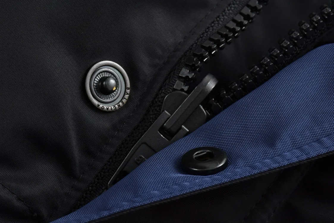 🅿️680 [Exclusive supply] BLCG 24FW clip-on double-sided cotton jacket. The original version was purchased for 28,800 and developed. The fabric is made of 100% polyester woven vermilion fabric. Anti-tear technology, after special treatment, it has good windproof and water-repellent properties. It can keep the interior dry even in rainy and snowy weather. The interior is filled with original-grade Xinjiang environmentally friendly cotton, with a cotton filling volume of up to 450G. It has ultra-high fill power and strong warmth retention. The separated cotton filling process and precise machine filling cotton are evenly distributed to keep warm in all directions. The upper body is light and not bloated. The chest is decorated with embroidery of works of art. The pattern embroidery has been repeatedly confirmed many times. High-quality silk thread or special materials are selected to ensure the texture and durability of the embroidery. The silk strands are not skewed and the stitch length is consistent. Exclusive molded hardware pins, four-button buttons, custom-made rubber zippers, dyed spring buckles, and beads distinguish them from the market currency. The placket has four holes in total so that the pin can be fastened on both sides. Double-sided design, strong optionality, the labor cost of one piece is equivalent to two pieces. The jacket is designed with a unisex style and is suitable for a variety of body types. There are two snap button pockets on the front of the pocket, which are practical and beautiful. It has a chest pin for individuality. The overall shape has not been changed, and the length is shorter for a vibe effect on the upper body. Manufactured by a major foreign trade factory, the details follow the original version and are produced perfectly. Size:S/M/L/XL