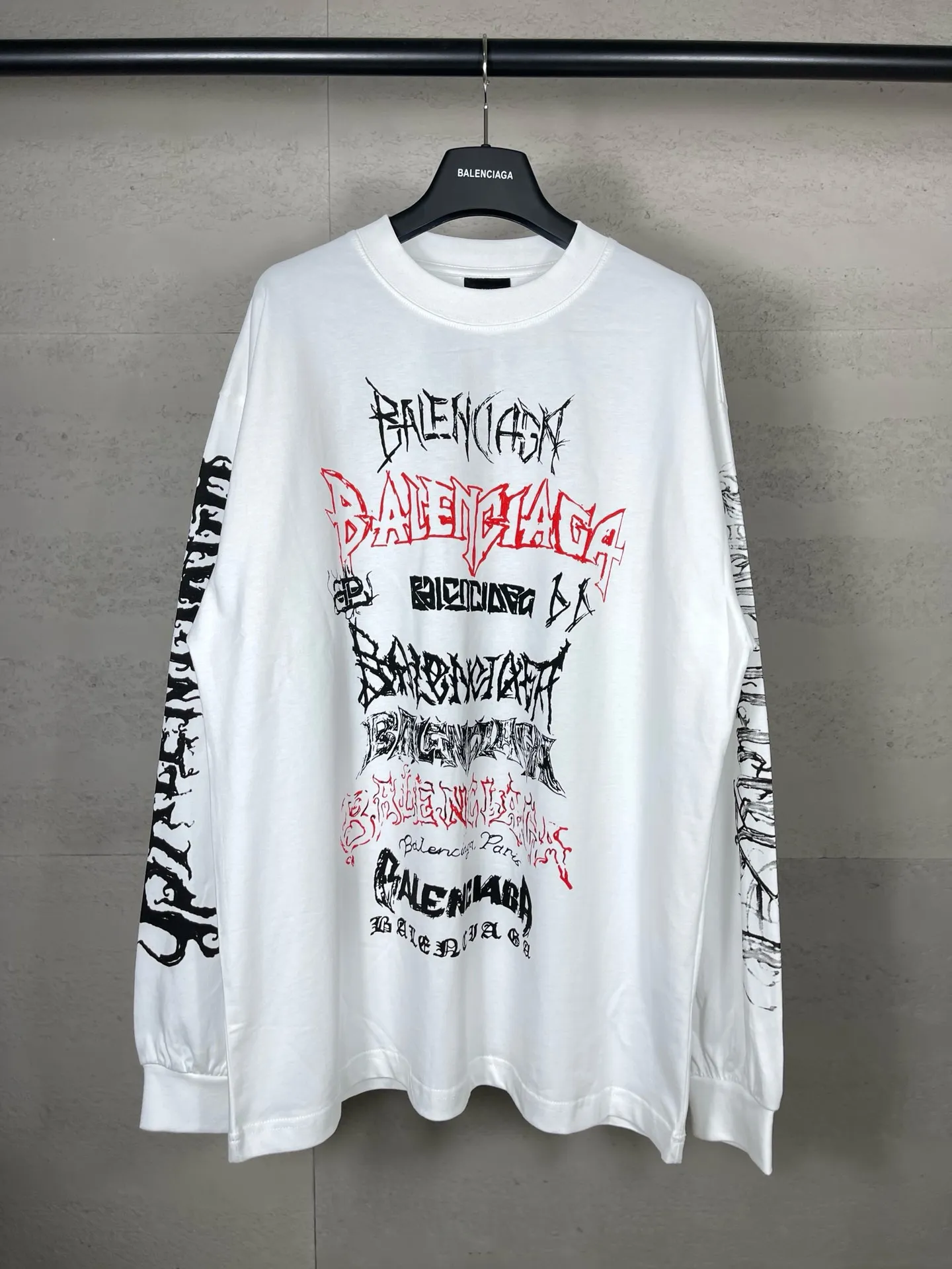 🅿️210 real photos [Top version. Official website quality] BALENCI*GA/Paris. 2024 new style. Year of the Dragon limited print long-sleeved T-shirt, synchronized with brick cabinets. Developed genuine product at the first time, enjoy printing and comparison! The fabric is made of Paris ZP custom-woven and dyed cotton double yarn. Weighing 260 grams, the cloth surface is clean. The cloth pattern is clear, soft and comfortable. The threads are dyed with no color difference. The classic LOGO is made of environmentally friendly imported materials, drawn silk flowers, with clear letters and three-dimensional effect. Restore the brick cabinet. Welcome to compare, the version adopts the OS loose shoulder version. Same style for men and women Coding: BL235035 Color: black, white, pink Size: XS S M L