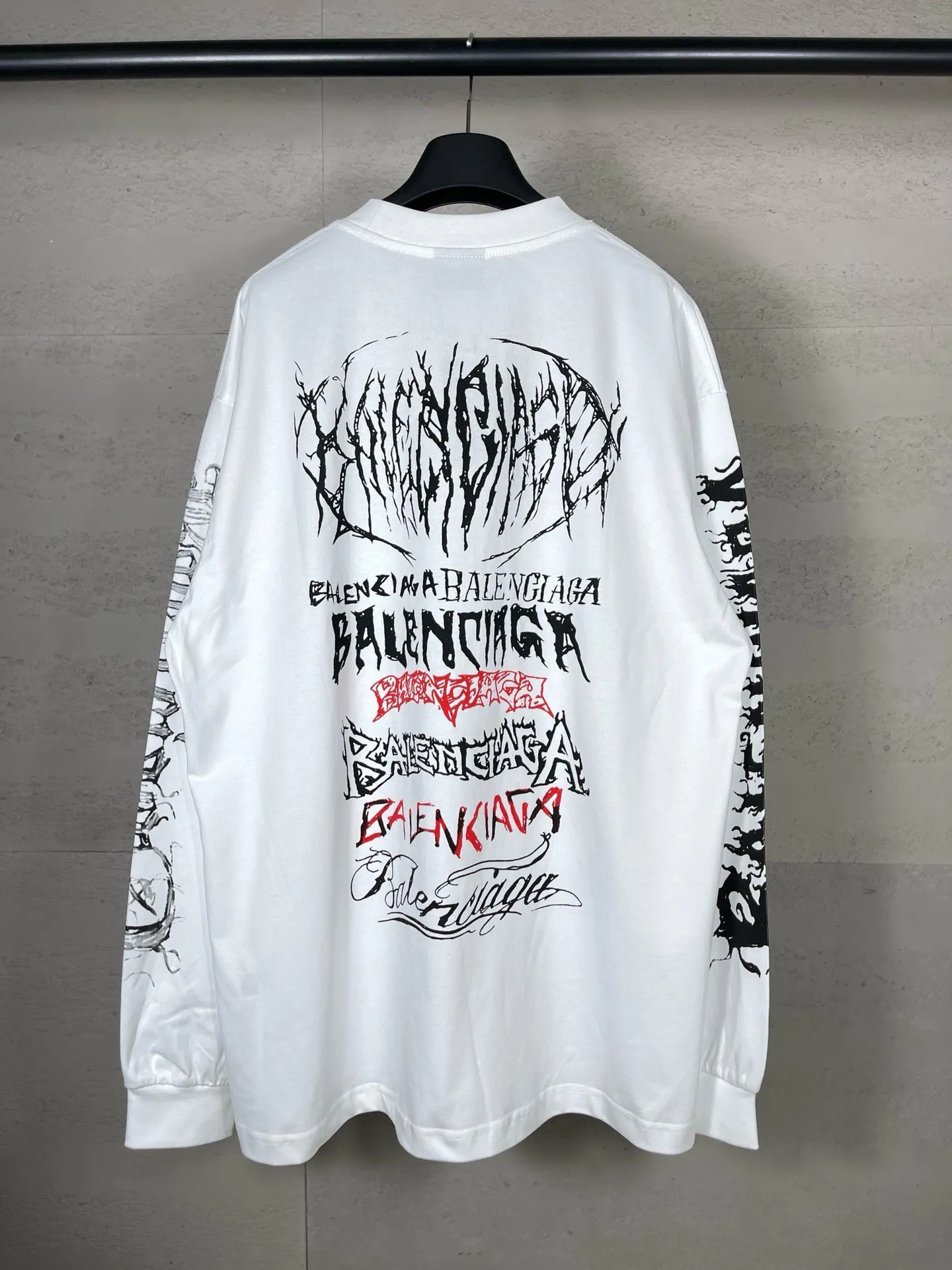 🅿️210 real photos [Top version. Official website quality] BALENCI*GA/Paris. 2024 new style. Year of the Dragon limited print long-sleeved T-shirt, synchronized with brick cabinets. Developed genuine product at the first time, enjoy printing and comparison! The fabric is made of Paris ZP custom-woven and dyed cotton double yarn. Weighing 260 grams, the cloth surface is clean. The cloth pattern is clear, soft and comfortable. The threads are dyed with no color difference. The classic LOGO is made of environmentally friendly imported materials, drawn silk flowers, with clear letters and three-dimensional effect. Restore the brick cabinet. Welcome to compare, the version adopts the OS loose shoulder version. Same style for men and women Coding: BL235035 Color: black, white, pink Size: XS S M L