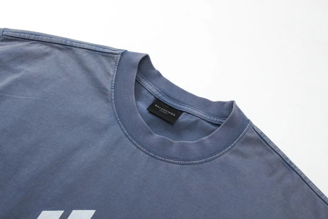 🅿️180 detailed pictures [Top version. Official website quality] BALENCI*GA/Paris. 2024 new style. Phantom double LOGO classic pattern printed washed and distressed short-sleeved T-shirt. Brick cabinet synchronization. Genuine product developed at the first time, happy to print and compare! The fabric is made of Paris ZP custom-woven and dyed cotton with double yarns and compact cotton. The weight is 260 grams. The cloth surface is clean. The cloth pattern is clear, soft and comfortable. The threads are dyed with no color difference. The classic printing is made of environmentally friendly imported materials, with LOGO phantom effect, clear letters and three-dimensional effect. Restore the brick cabinet. Ready-made clothes are washed and distressed, different market currency, welcome to compare, the version adopts OS loose shoulder version. Same style for men and women Coding: BL223219 Color: Mist Blue Size: XS to L