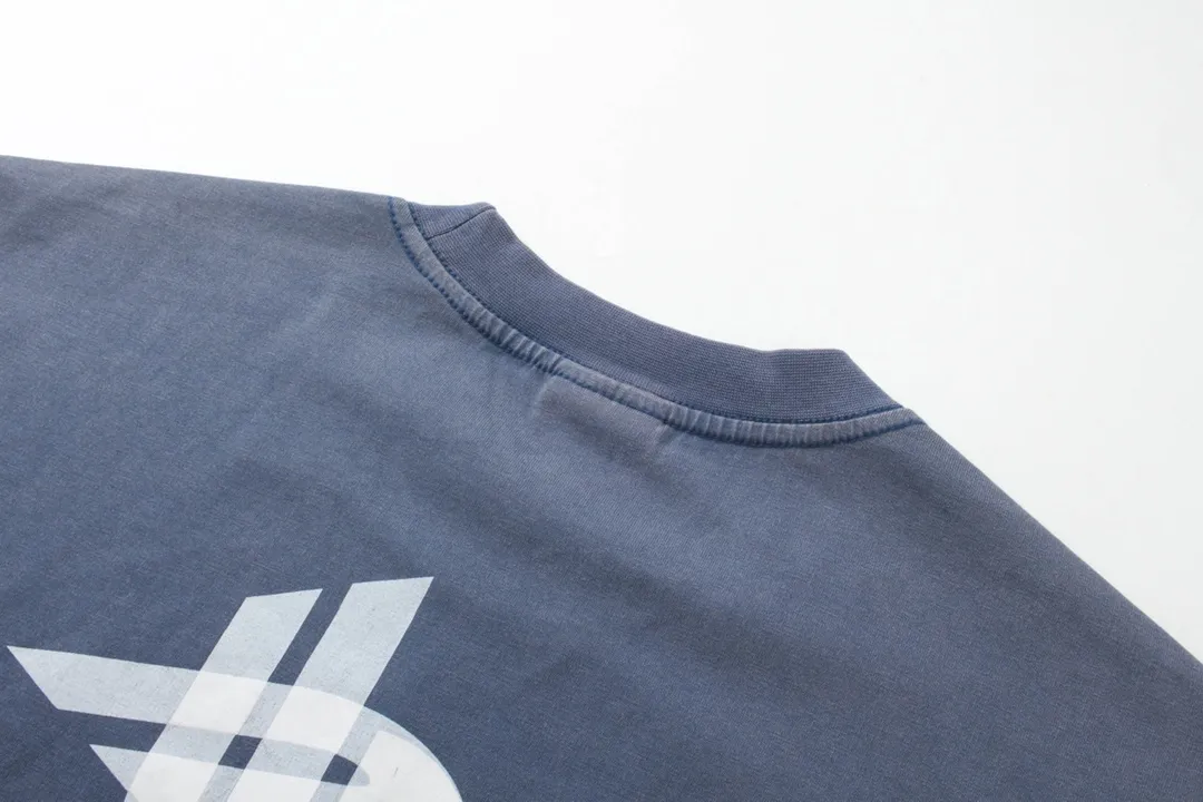 🅿️180 detailed pictures [Top version. Official website quality] BALENCI*GA/Paris. 2024 new style. Phantom double LOGO classic pattern printed washed and distressed short-sleeved T-shirt. Brick cabinet synchronization. Genuine product developed at the first time, happy to print and compare! The fabric is made of Paris ZP custom-woven and dyed cotton with double yarns and compact cotton. The weight is 260 grams. The cloth surface is clean. The cloth pattern is clear, soft and comfortable. The threads are dyed with no color difference. The classic printing is made of environmentally friendly imported materials, with LOGO phantom effect, clear letters and three-dimensional effect. Restore the brick cabinet. Ready-made clothes are washed and distressed, different market currency, welcome to compare, the version adopts OS loose shoulder version. Same style for men and women Coding: BL223219 Color: Mist Blue Size: XS to L
