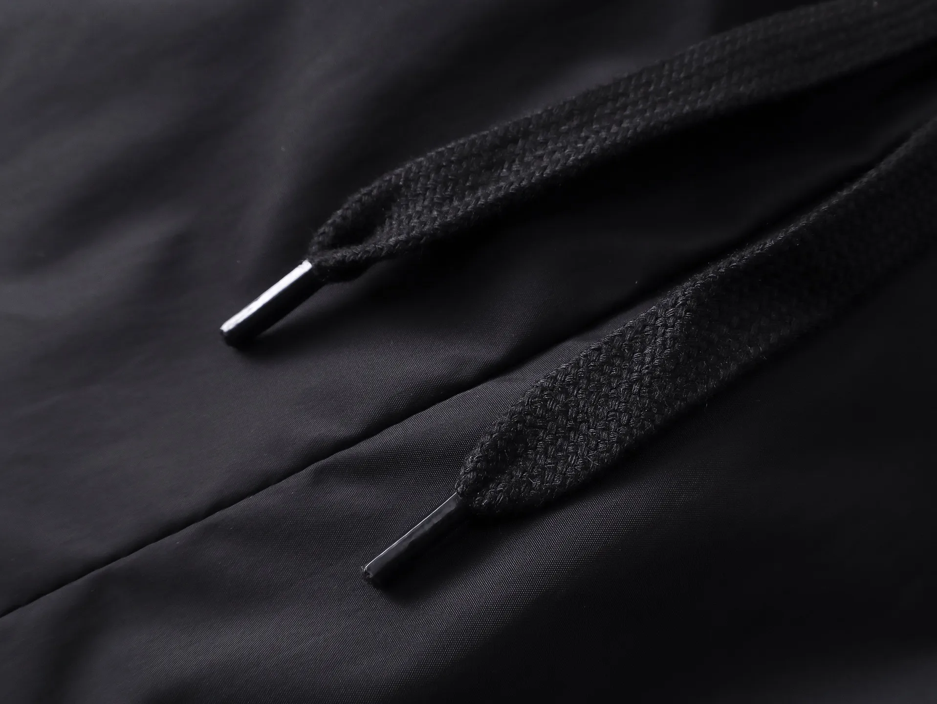 🅿️210 Actual pictures [Top version. Official website quality] BALENCI*GA/Paris classic LOGO embroidery, side drawstring nylon shorts, mesh lining, side splicing drawstrings, extra heavy craftsmanship. SS25 latest model. Research and development at the first time, different market currencies. Comparisons welcome. The fabric is made of nylon quick-drying custom-woven sports fabric, which is moisture-wicking and comfortable. The embroidery is done using imported Tajima embroidery machines. The pattern letters are clear, three-dimensional and without burrs. Different market currencies. Comparisons welcome. The version adopts a loose version. The same style for men and women. Code: BL257012 Color: Black Size: XS S M L