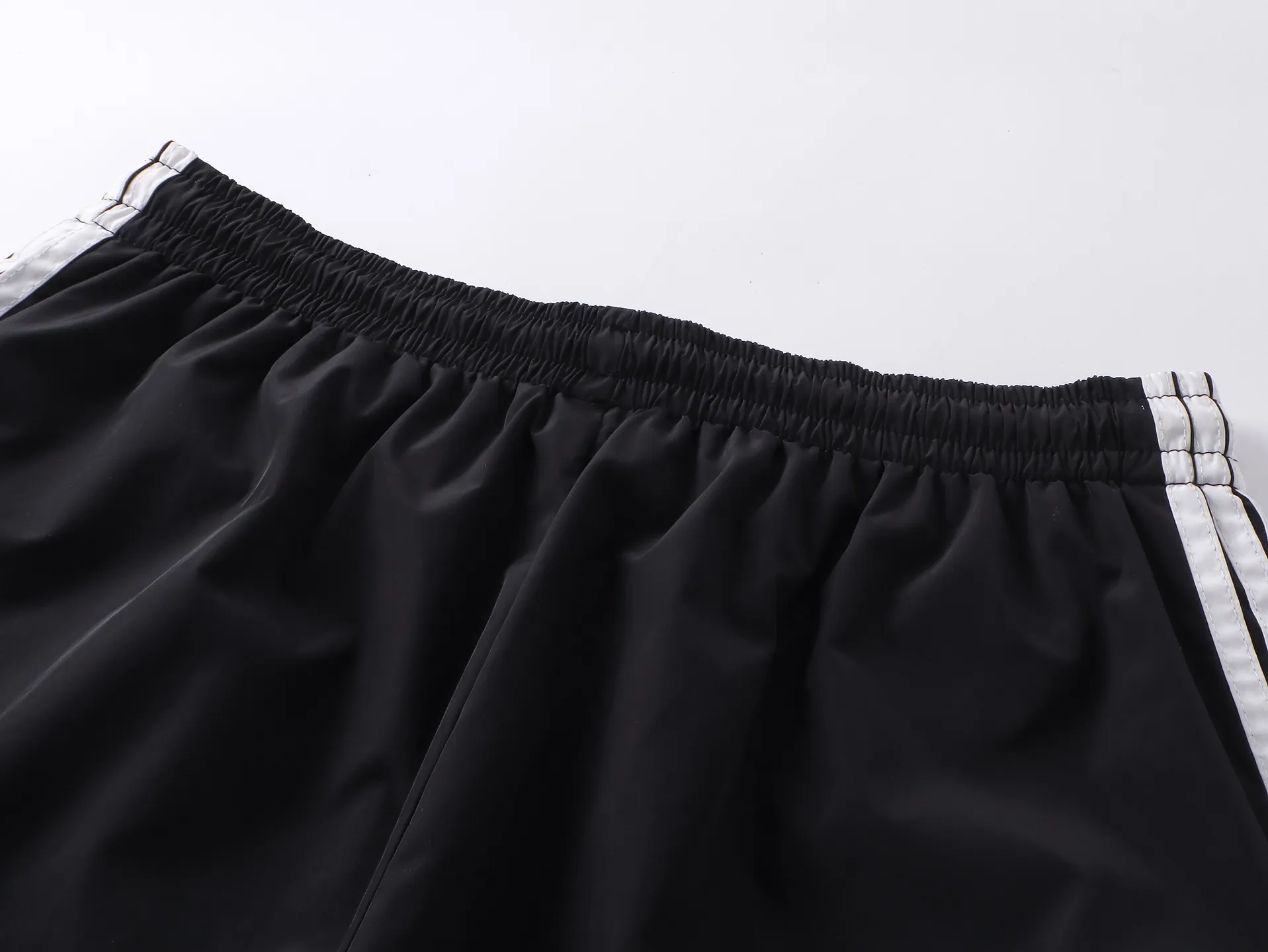 🅿️210 Actual pictures [Top version. Official website quality] BALENCI*GA/Paris classic LOGO embroidery, side drawstring nylon shorts, mesh lining, side splicing drawstrings, extra heavy craftsmanship. SS25 latest model. Research and development at the first time, different market currencies. Comparisons welcome. The fabric is made of nylon quick-drying custom-woven sports fabric, which is moisture-wicking and comfortable. The embroidery is done using imported Tajima embroidery machines. The pattern letters are clear, three-dimensional and without burrs. Different market currencies. Comparisons welcome. The version adopts a loose version. The same style for men and women. Code: BL257012 Color: Black Size: XS S M L