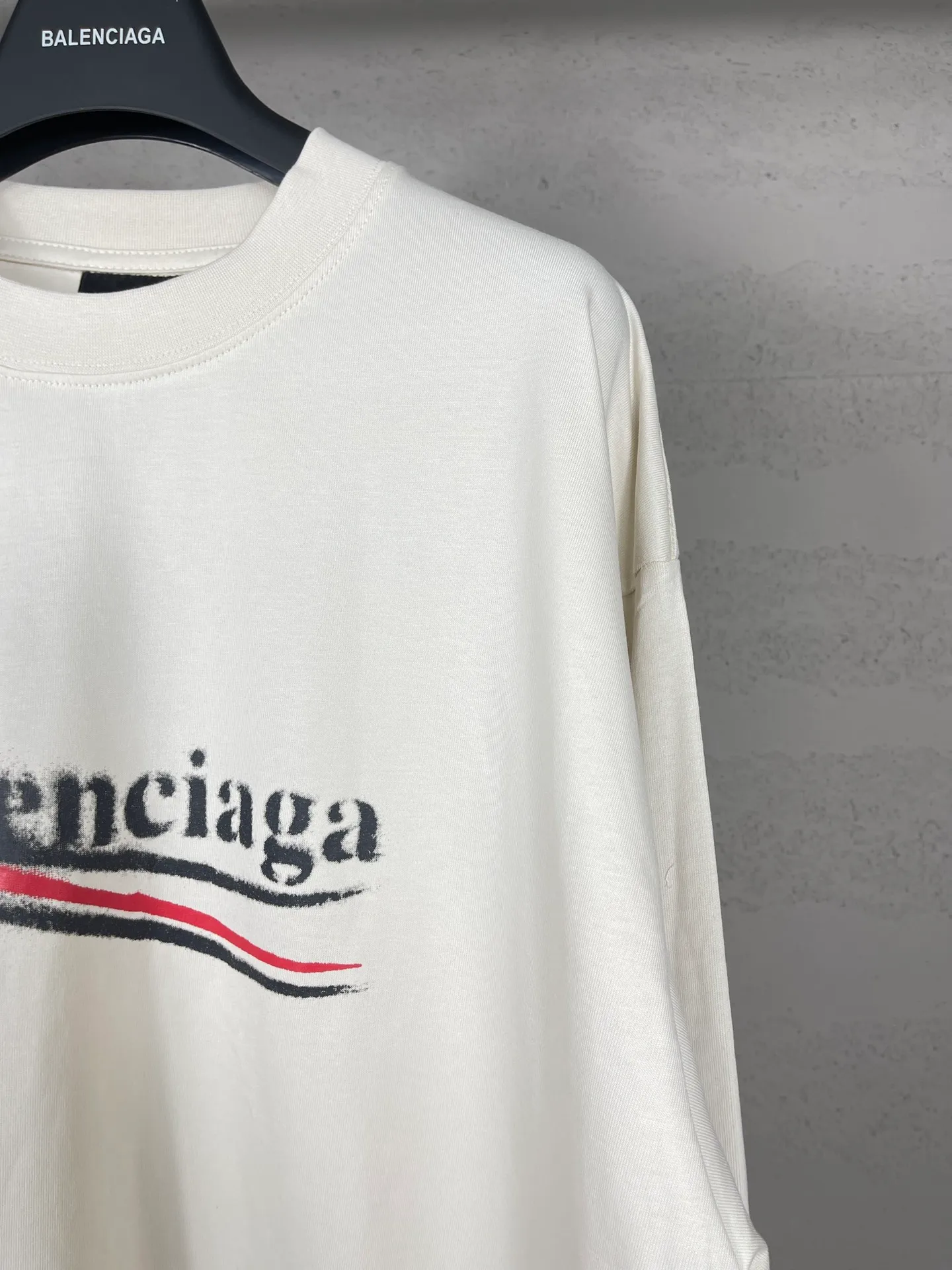 🅿️206 Real photos [Top version. Official website quality] BALENCI*GA/Paris. 2024 new classic letter LOGO printed graffiti long-sleeved T-shirt. Brick cabinets are synchronized. Genuine products are developed at the first time. All fabric colors are available. Printed Y boards are customized. Enjoy printing and comparison! The fabric is made of Paris ZP custom-woven and dyed cotton double yarn. Weighing 260 grams, the cloth surface is clean. The cloth pattern is clear, soft and comfortable. The threads are dyed with no color difference. The classic LOGO uses environmentally friendly imported materials to print graffiti, and the dot direct spray process creates a three-dimensional effect. Restore the brick cabinet, adopt the OS loose shoulder style. Same style for men and women Coding: BL225056 Color: black blue, off-white Size: XS S M L