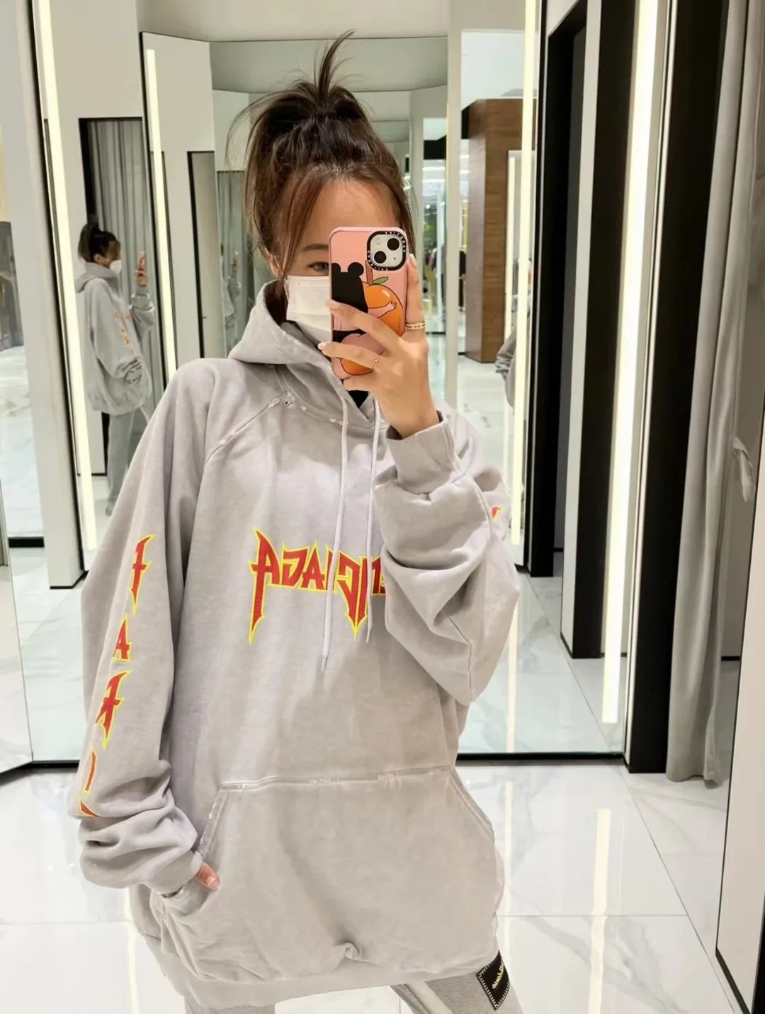 ♻️💯Reference model picture for the upper body❤️Spring and autumn top version BALENCIAGA Balenciaga lightning flame burst pattern graffiti Xiao Yang's same style pure cotton hoodie sweatshirt for male and female couple stars. The front printing has a rubber bursting effect. It uses imported transparent slurry to scrape the bottom to make the printing cracks feel even. You don’t have to worry about it falling off, as long as it’s not violently machine washed (it’s no problem at all to wash and dry it). The hem is artificially embellished with hand-painted prints, creating a French messy graffiti style! All holes on the body are manually worn and positioned. The holes are even and won't affect the overall structure of the clothes, and they won't get bigger with washing! The fabric is made of 480g cotton terry fabric, brand new, washed, and labeled. zp consistent synchronization. Size: XS-L Color: Silver P:470