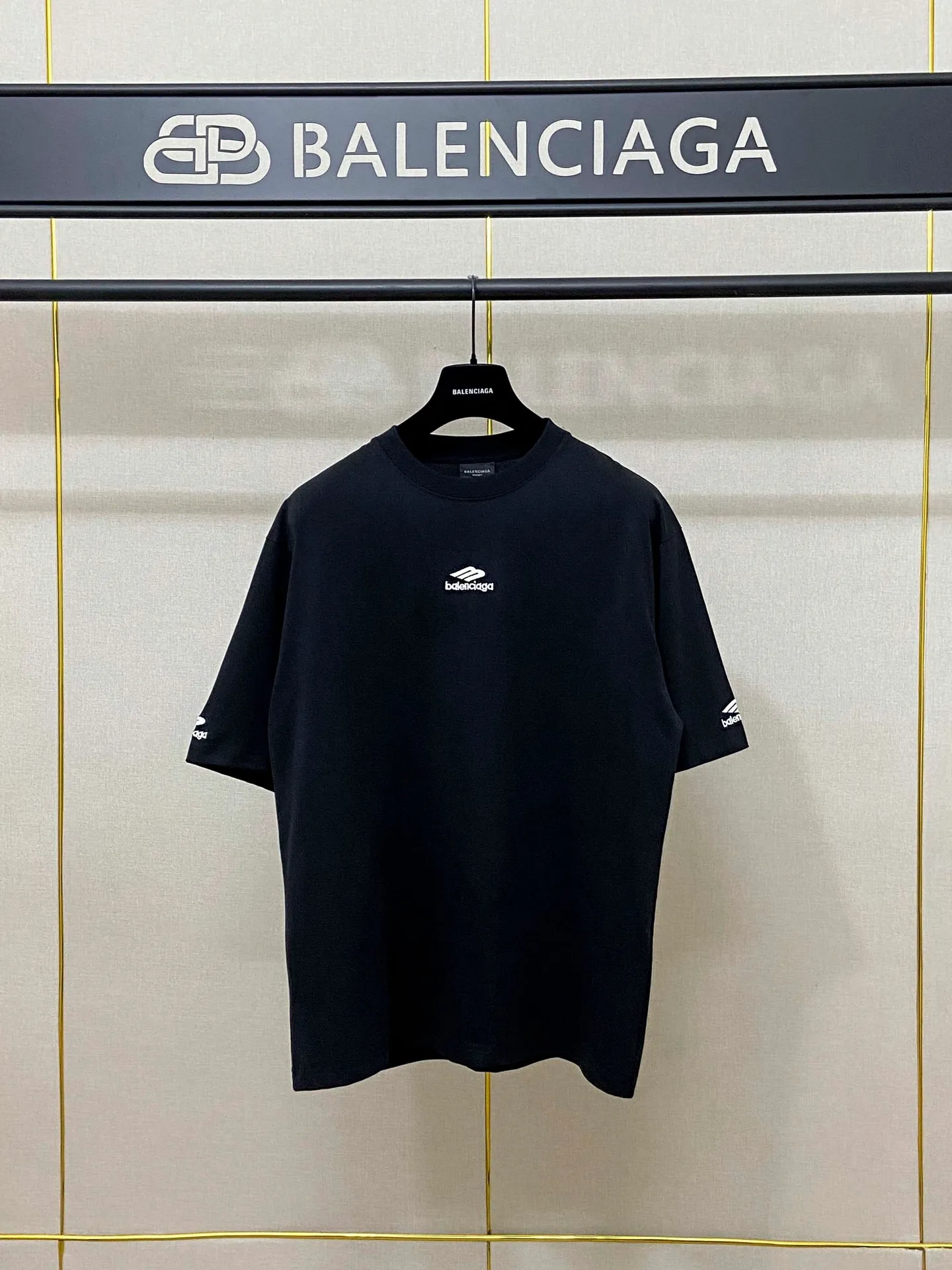 🅿️160 9172# Actual pictures Top version [[BALENCIA*GA] Official website quality Paris new ski series 3M classic LOGO embroidered short-sleeved T-shirt OS version Loose dropped shoulders Unisex style Fabric: 260g 100% cotton double yarn Craftsmanship: Front left and right sleeve embroidery Garment washing Shaping Fixed color Color: Black White Size: XS S M L