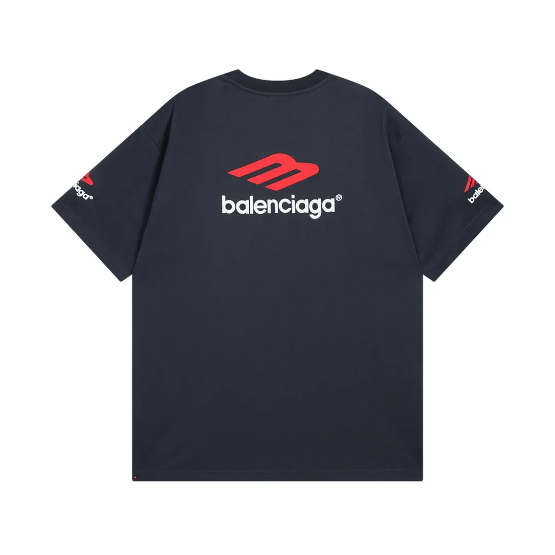 🅿️210 Xisatu [Top version. Official website quality] BALENCI*GA/Paris BALENCI*GA#2024 latest model, large LOGO icon. Front and back. Embroidered short-sleeved T-shirt on left and right sleeves. Brick cabinet synchronization. Genuine products are developed and developed in the first time. Welcome to compare! The fabric is made of Paris ZP custom-woven and dyed 100% cotton double-yarn compact cotton. The weight is 260 grams. The cloth surface is clean. The cloth pattern is clear. It is soft and comfortable. It has good color fastness and is not easy to change color. The threads are woven and dyed with no color difference. The embroidery is done using imported Tajima embroidery machines. Super 12W needle and thread, three-dimensional effect, clear lines. No burrs and miscellaneous threads, ultra-high craftsmanship embroidery. The version adopts OS loose shoulder design. Same style for men and women. Code: BL223207 Color: Dark blue gray. White Size: XS to L