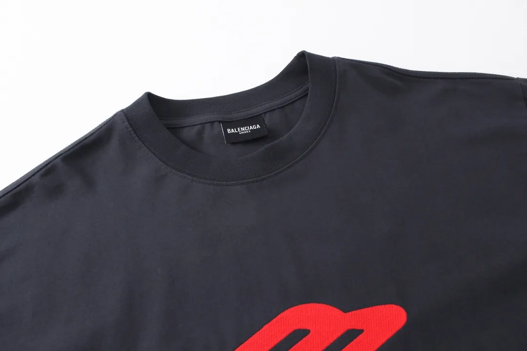🅿️210 Xisatu [Top version. Official website quality] BALENCI*GA/Paris BALENCI*GA#2024 latest model, large LOGO icon. Front and back. Embroidered short-sleeved T-shirt on left and right sleeves. Brick cabinet synchronization. Genuine products are developed and developed in the first time. Welcome to compare! The fabric is made of Paris ZP custom-woven and dyed 100% cotton double-yarn compact cotton. The weight is 260 grams. The cloth surface is clean. The cloth pattern is clear. It is soft and comfortable. It has good color fastness and is not easy to change color. The threads are woven and dyed with no color difference. The embroidery is done using imported Tajima embroidery machines. Super 12W needle and thread, three-dimensional effect, clear lines. No burrs and miscellaneous threads, ultra-high craftsmanship embroidery. The version adopts OS loose shoulder design. Same style for men and women. Code: BL223207 Color: Dark blue gray. White Size: XS to L