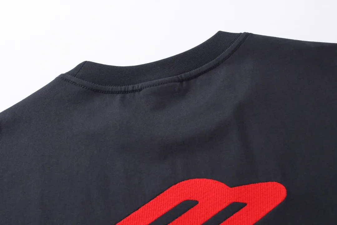 🅿️210 Xisatu [Top version. Official website quality] BALENCI*GA/Paris BALENCI*GA#2024 latest model, large LOGO icon. Front and back. Embroidered short-sleeved T-shirt on left and right sleeves. Brick cabinet synchronization. Genuine products are developed and developed in the first time. Welcome to compare! The fabric is made of Paris ZP custom-woven and dyed 100% cotton double-yarn compact cotton. The weight is 260 grams. The cloth surface is clean. The cloth pattern is clear. It is soft and comfortable. It has good color fastness and is not easy to change color. The threads are woven and dyed with no color difference. The embroidery is done using imported Tajima embroidery machines. Super 12W needle and thread, three-dimensional effect, clear lines. No burrs and miscellaneous threads, ultra-high craftsmanship embroidery. The version adopts OS loose shoulder design. Same style for men and women. Code: BL223207 Color: Dark blue gray. White Size: XS to L