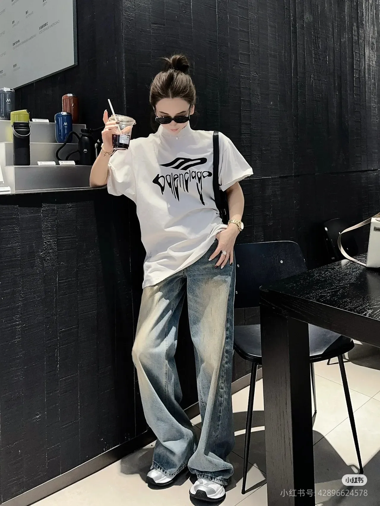 ♻️💯Upper body reference model picture❤️Top version BALENCIAGA/Paris. 2025 new model. Dissolved letters. Brick cabinet synchronization. Genuine product developed at the first time, happy to print and compare! The fabric is made of Paris ZP custom-woven and dyed cotton with double yarn. Weighing 260 grams, the cloth surface is clean. The cloth pattern is clear, soft and comfortable. The threads are dyed with no color difference. The embroidery uses imported Tajima embroidery machines. The letters are clear and the effect is three-dimensional. The entire garment is worn and distressed. The version adopts OS loose shoulder design. Same style for men and women. Color: black. White. Size: XS S M L P: 290
