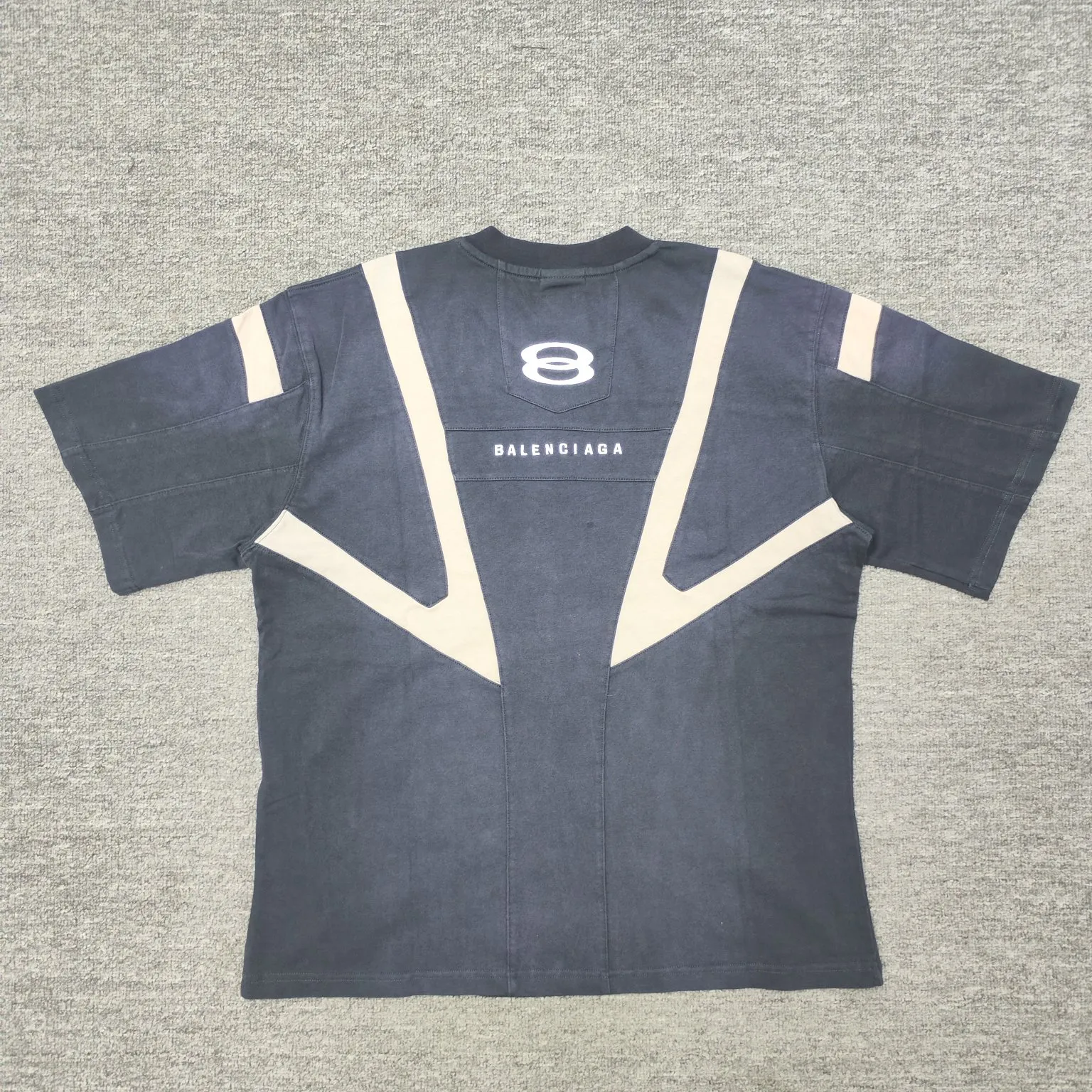 [New] Top version - BALENCIAGA - double-ring wasteland splicing short-sleeved T-shirt. The original developed custom-woven fabric process is washed. The high-gram weight 300-gram fabric is full of texture. The cloth surface is clean, soft and comfortable. Solona thread fixed dyeing has no color difference. The front and back are decorated with unity sports icon artwork embroidery. The whole embroidery body adopts new tatami twill lace embroidery. The tatami embroidery stitches are intertwined and form diagonal lines. It comes with 1*1 cross-check weave rib cuffs, and more than 30 pieces for the whole garment. I purchased the y version of custom-dyed bulk fabrics with color ribs. The front and back panels are screen printed with an elliptical machine, and the embroidery machine is imported from Japan. The printing effect is in contrasting colors. The whole garment is washed, softened, aged, and washed and dried. It is handsome and finished. Wasteland style, os version, same style for men and women. Color: black Size: XS-L P:360