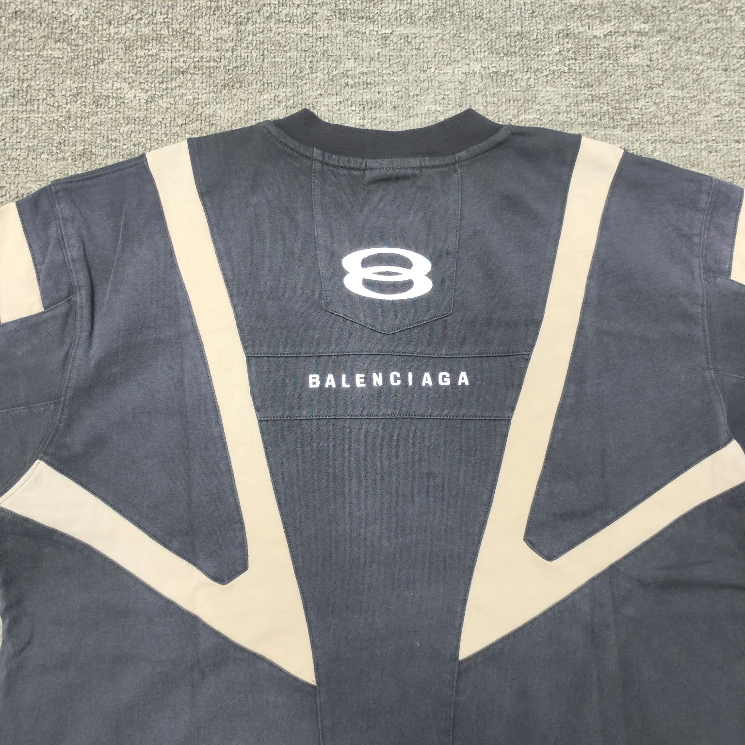 [New] Top version - BALENCIAGA - double-ring wasteland splicing short-sleeved T-shirt. The original developed custom-woven fabric process is washed. The high-gram weight 300-gram fabric is full of texture. The cloth surface is clean, soft and comfortable. Solona thread fixed dyeing has no color difference. The front and back are decorated with unity sports icon artwork embroidery. The whole embroidery body adopts new tatami twill lace embroidery. The tatami embroidery stitches are intertwined and form diagonal lines. It comes with 1*1 cross-check weave rib cuffs, and more than 30 pieces for the whole garment. I purchased the y version of custom-dyed bulk fabrics with color ribs. The front and back panels are screen printed with an elliptical machine, and the embroidery machine is imported from Japan. The printing effect is in contrasting colors. The whole garment is washed, softened, aged, and washed and dried. It is handsome and finished. Wasteland style, os version, same style for men and women. Color: black Size: XS-L P:360