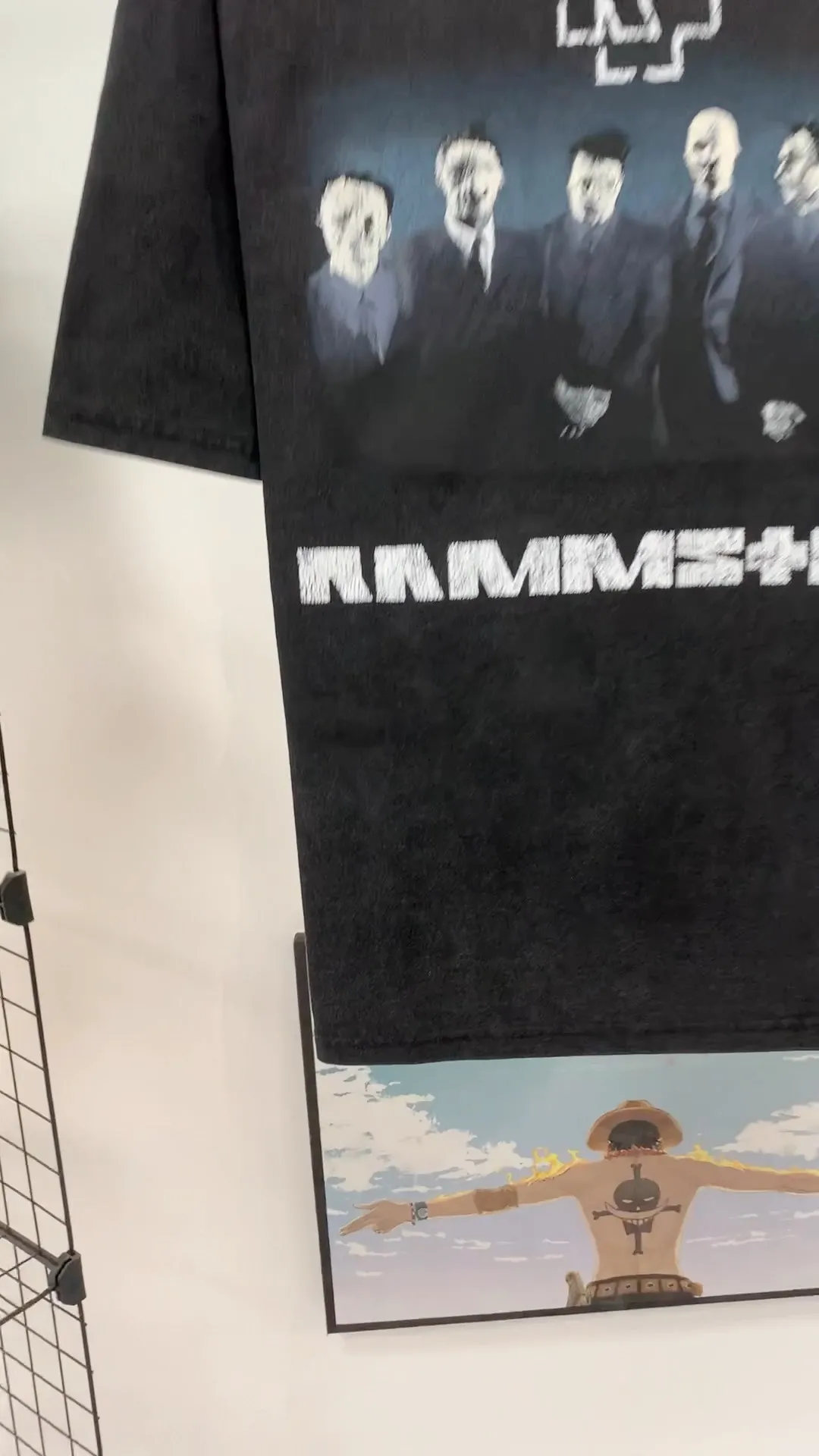 Frontal real-shot video————The top tested version of Balenciaga SS21 Rammstein short-sleeved T-shirt. Balenciaga Rammstein portrait short-sleeved T-shirt. Custom-woven and dyed 280g vulcanized black fabric. The weight of the fabric after washing is as high as 300+g/Imported Tajima embroidery. The letters are clear/The fried sand process of ready-made clothes makes the fabric slightly white. The whole body is broken. It is so trendy, contemporary, versatile and stylish! /Printing process: Kornit digital printing direct-injection white color is produced at the same time. There are few such machines and technologies in China! It will definitely not fall off. After being soaked in water at 70 degrees for 40 minutes, it did not fall off even after being rubbed with a hand! / The wash labels on the collar are all limited numbers [1-400 numbers] to ensure that each piece of clothing has a different number and is unique! / It takes a full month and a half from getting the sample to the finished product. You can imagine how difficult it is and our original intention. We never waver and must be authentic. Every piece of clothing is only shown to everyone after passing the inspection!  Quantity available, please take advantage of it! This is not just clothes, it is art and pursuit! OverSize version SIZE: XS-L P:270