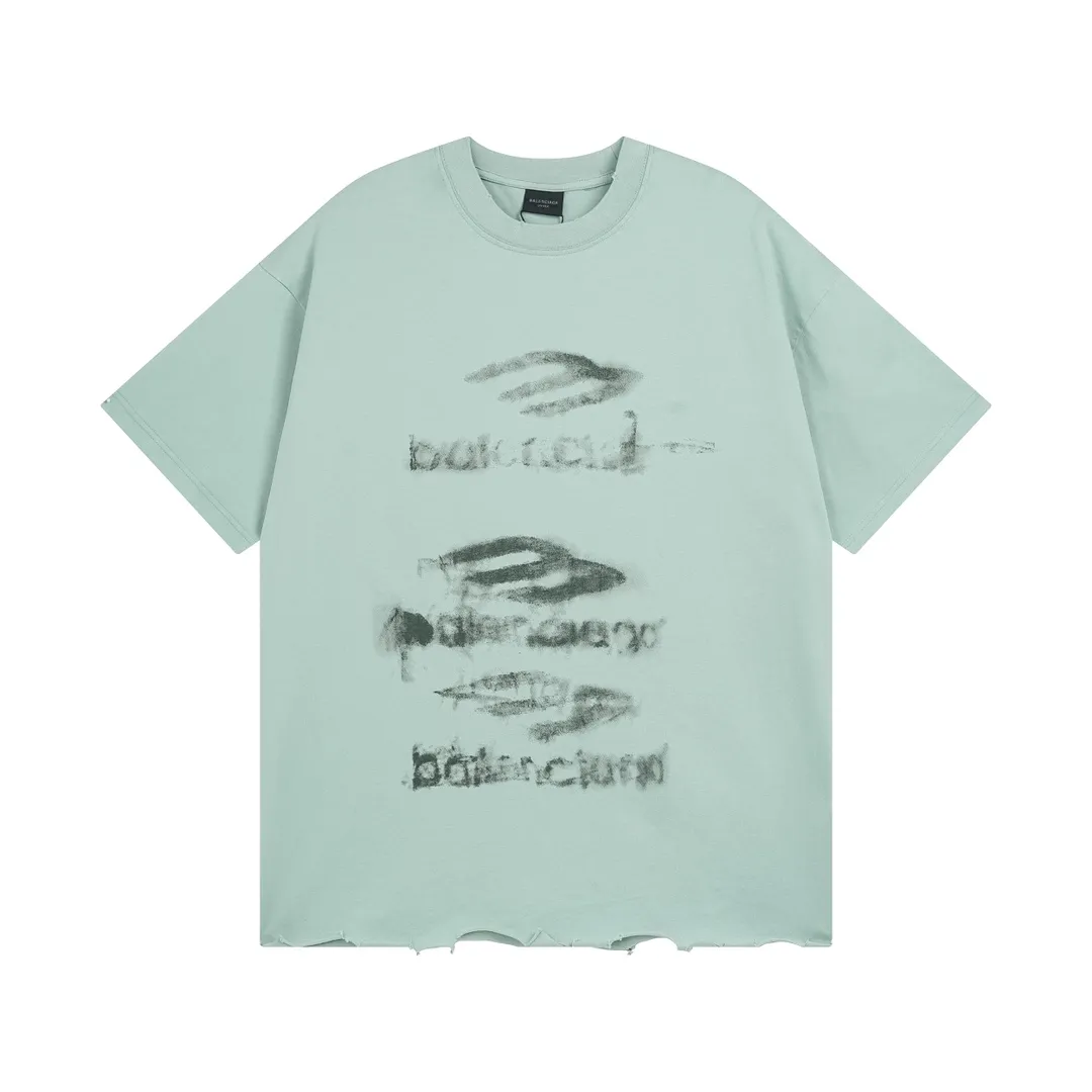 🅿️194 Detailed picture [Top version. Official website quality] BALENCI*GA/Paris BALENCI*GA#25 Paris new model, blurred pattern on the front and back, white ink direct spray, washed and worn, old hem, hand-polished short-sleeved T-shirt, brick cabinet synchronized. The old and worn ZP is the same, welcome to compare. The fabric is made of Paris ZP custom-woven and dyed 100% cotton double-yarn compact cotton. The weight is 260 grams. The cloth surface is clean. The cloth pattern is clear. Soft and comfortable. Good color fastness. Not easy to change color. The threads are woven and dyed with no color difference. The printing uses white ink computer direct printing, and the garments are washed, worn and worn, and the craftsmanship is extremely heavy. Jubie market makes goods based on pictures. Comparisons welcome. Restore brick cabinet. The version adopts OS loose shoulder version. Same style for men and women. Code: BL253653 Color: Grass Green Size: XS S M L