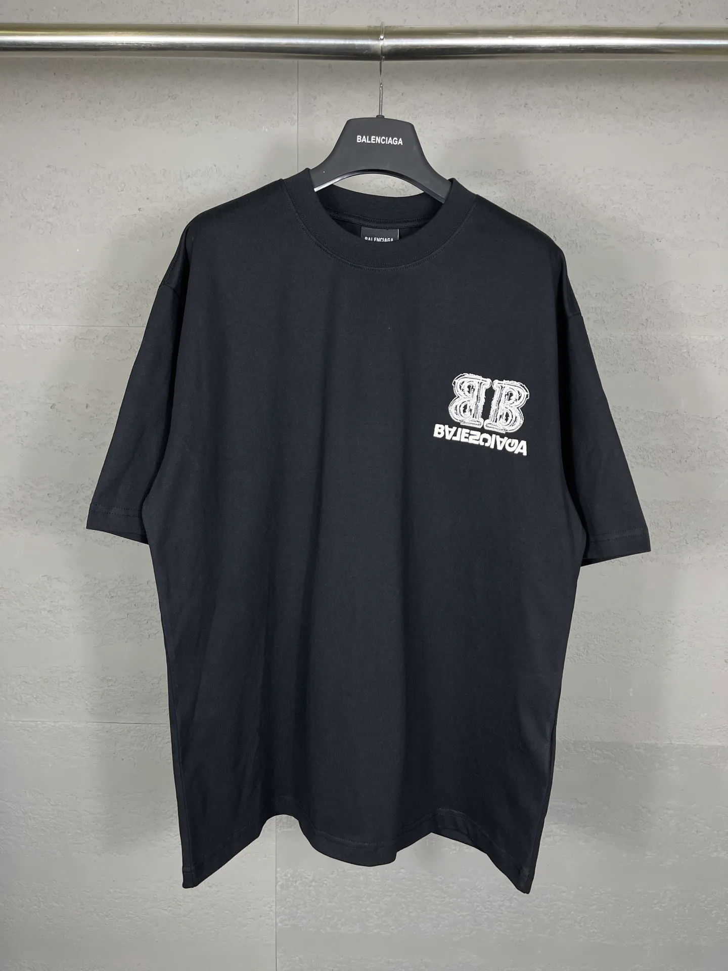 🅿️200 Actual pictures [Top version. Official website quality] BALENCI*GA/Paris BALENCI*GA# New style, BB reverse letter embroidery letters large LOGO short-sleeved T-shirt. More than 200,000 needles are used to embroider the logo letters on the front and back of the chest. Welcome to compare! The fabric is made of Paris ZP custom-woven and dyed 100% cotton double-yarn compact cotton. The weight is 260 grams. The cloth surface is clean. The cloth pattern is clear. It is soft and comfortable. It has good color fastness and is not easy to change color. The threads are woven and dyed with no color difference. The embroidery is done using imported Tajima embroidery machines. Super 15W needle thread embroidery, accurate positioning, three-dimensional effect, clear lines. No burrs and miscellaneous threads, ultra-high craftsmanship embroidery. The version adopts OS loose shoulder design. Same style for men and women. Code: BL223208 Color: black. Size: XS to L