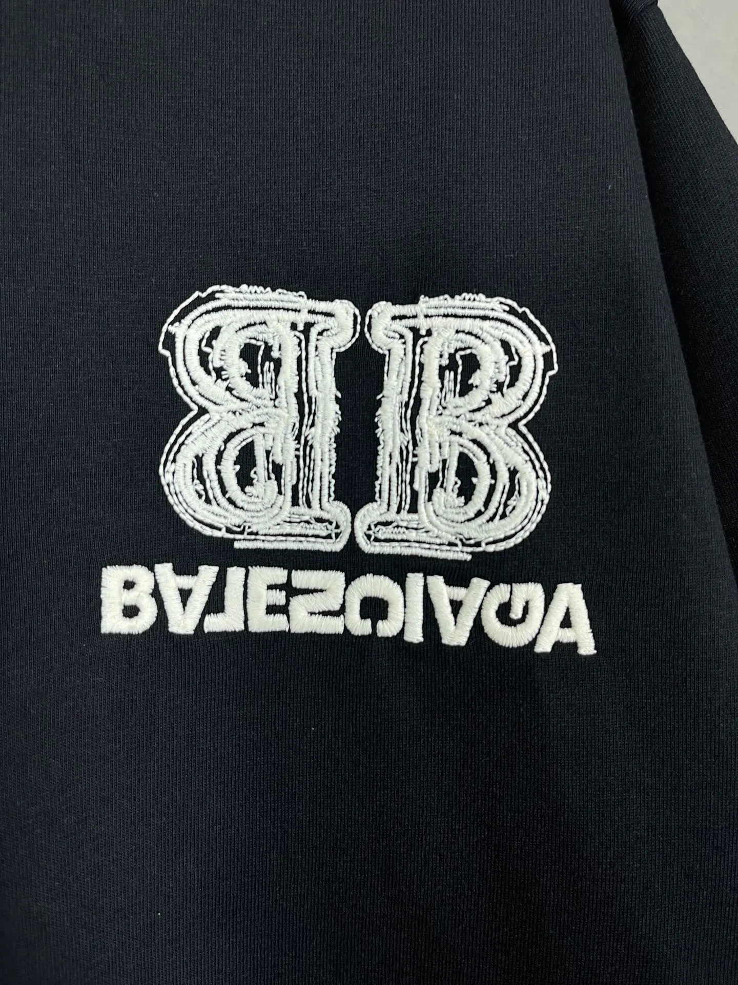🅿️200 Actual pictures [Top version. Official website quality] BALENCI*GA/Paris BALENCI*GA# New style, BB reverse letter embroidery letters large LOGO short-sleeved T-shirt. More than 200,000 needles are used to embroider the logo letters on the front and back of the chest. Welcome to compare! The fabric is made of Paris ZP custom-woven and dyed 100% cotton double-yarn compact cotton. The weight is 260 grams. The cloth surface is clean. The cloth pattern is clear. It is soft and comfortable. It has good color fastness and is not easy to change color. The threads are woven and dyed with no color difference. The embroidery is done using imported Tajima embroidery machines. Super 15W needle thread embroidery, accurate positioning, three-dimensional effect, clear lines. No burrs and miscellaneous threads, ultra-high craftsmanship embroidery. The version adopts OS loose shoulder design. Same style for men and women. Code: BL223208 Color: black. Size: XS to L