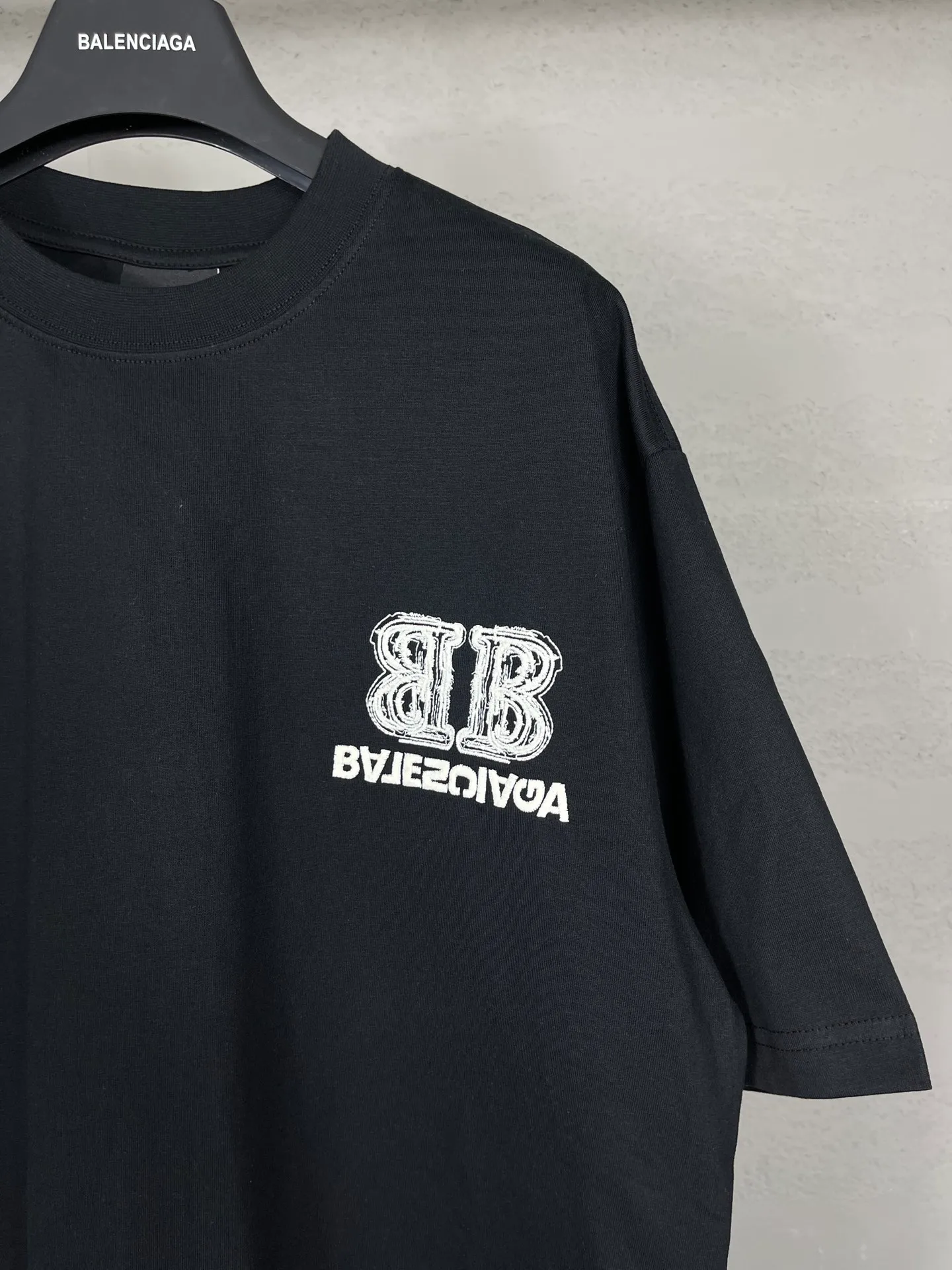 🅿️200 Actual pictures [Top version. Official website quality] BALENCI*GA/Paris BALENCI*GA# New style, BB reverse letter embroidery letters large LOGO short-sleeved T-shirt. More than 200,000 needles are used to embroider the logo letters on the front and back of the chest. Welcome to compare! The fabric is made of Paris ZP custom-woven and dyed 100% cotton double-yarn compact cotton. The weight is 260 grams. The cloth surface is clean. The cloth pattern is clear. It is soft and comfortable. It has good color fastness and is not easy to change color. The threads are woven and dyed with no color difference. The embroidery is done using imported Tajima embroidery machines. Super 15W needle thread embroidery, accurate positioning, three-dimensional effect, clear lines. No burrs and miscellaneous threads, ultra-high craftsmanship embroidery. The version adopts OS loose shoulder design. Same style for men and women. Code: BL223208 Color: black. Size: XS to L