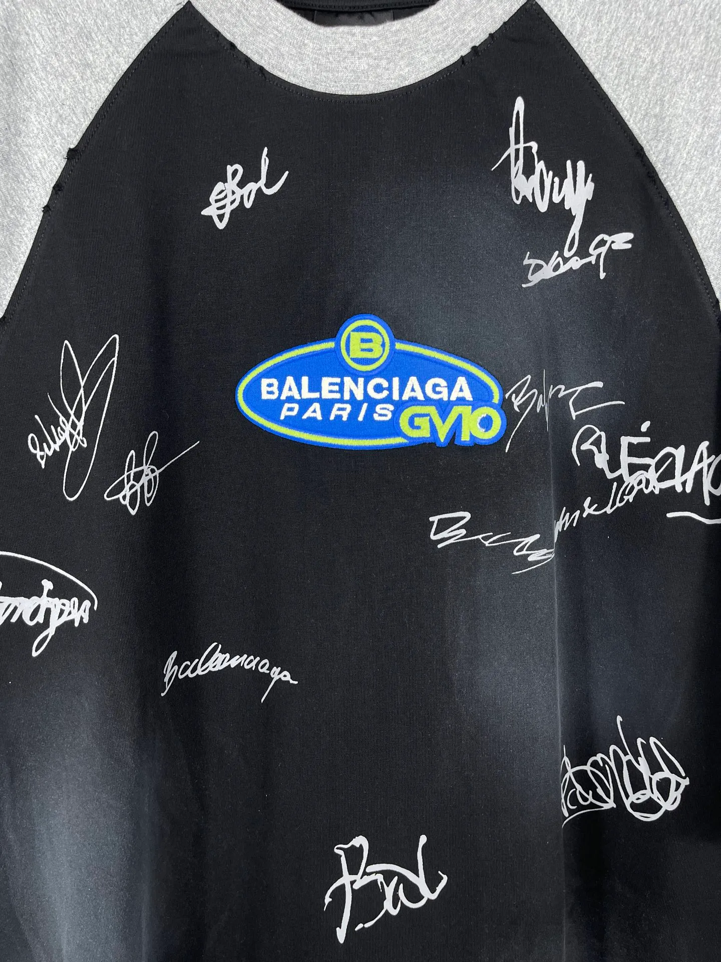 🅿️230 real photos [Top version. Official website quality] BALENCI*GA/Paris #2025 new style raglan sleeves, color matching, signature printing, embroidery LOGO, washed, distressed, hand-painted graffiti, new short-sleeved T-shirt. #2025 Brick Cabinet Synchronization Extra heavy craftsmanship. Welcome to compare. The fabric is made of Paris ZP custom-woven and dyed cotton double yarn, with a weight of 260 grams. The cloth surface is clean. The cloth pattern is clear, soft and comfortable. The threads are dyed with no color difference. The signature is printed with environmentally friendly glue, and the classic letter LOGO is embroidered with an imported Tajima embroidery machine. The letters are clear and the effect is three-dimensional. Restore brick cabinet, adopt OS loose shoulder style. Same style for men and women. Code: BL253728 Color: black, white, yellow Size: XS S M L