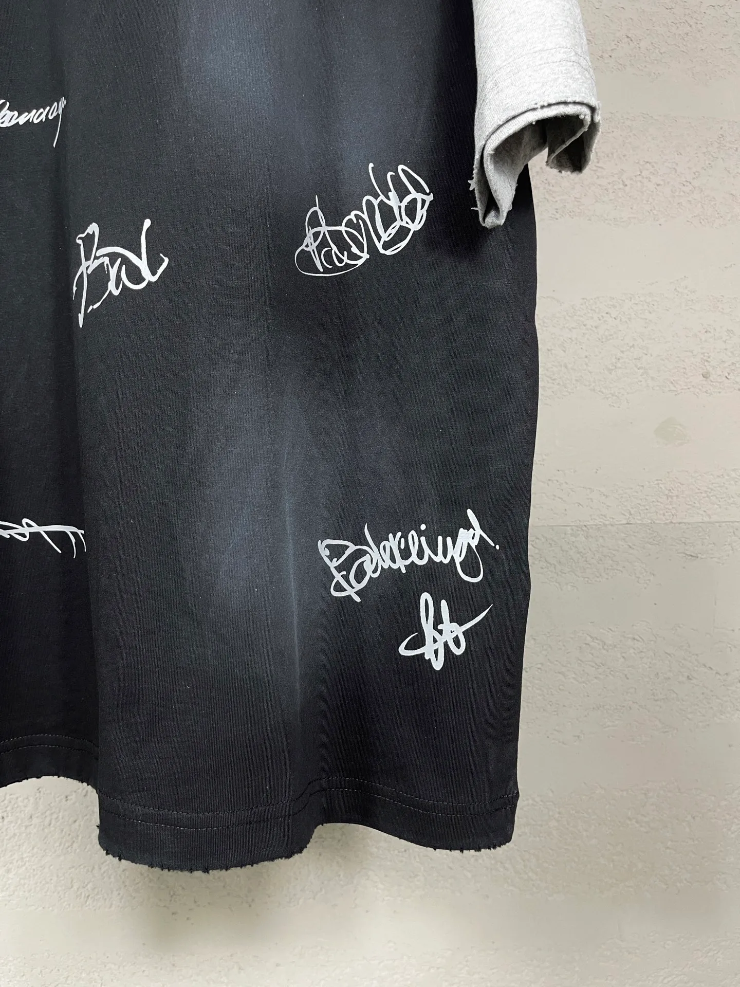 🅿️230 real photos [Top version. Official website quality] BALENCI*GA/Paris #2025 new style raglan sleeves, color matching, signature printing, embroidery LOGO, washed, distressed, hand-painted graffiti, new short-sleeved T-shirt. #2025 Brick Cabinet Synchronization Extra heavy craftsmanship. Welcome to compare. The fabric is made of Paris ZP custom-woven and dyed cotton double yarn, with a weight of 260 grams. The cloth surface is clean. The cloth pattern is clear, soft and comfortable. The threads are dyed with no color difference. The signature is printed with environmentally friendly glue, and the classic letter LOGO is embroidered with an imported Tajima embroidery machine. The letters are clear and the effect is three-dimensional. Restore brick cabinet, adopt OS loose shoulder style. Same style for men and women. Code: BL253728 Color: black, white, yellow Size: XS S M L