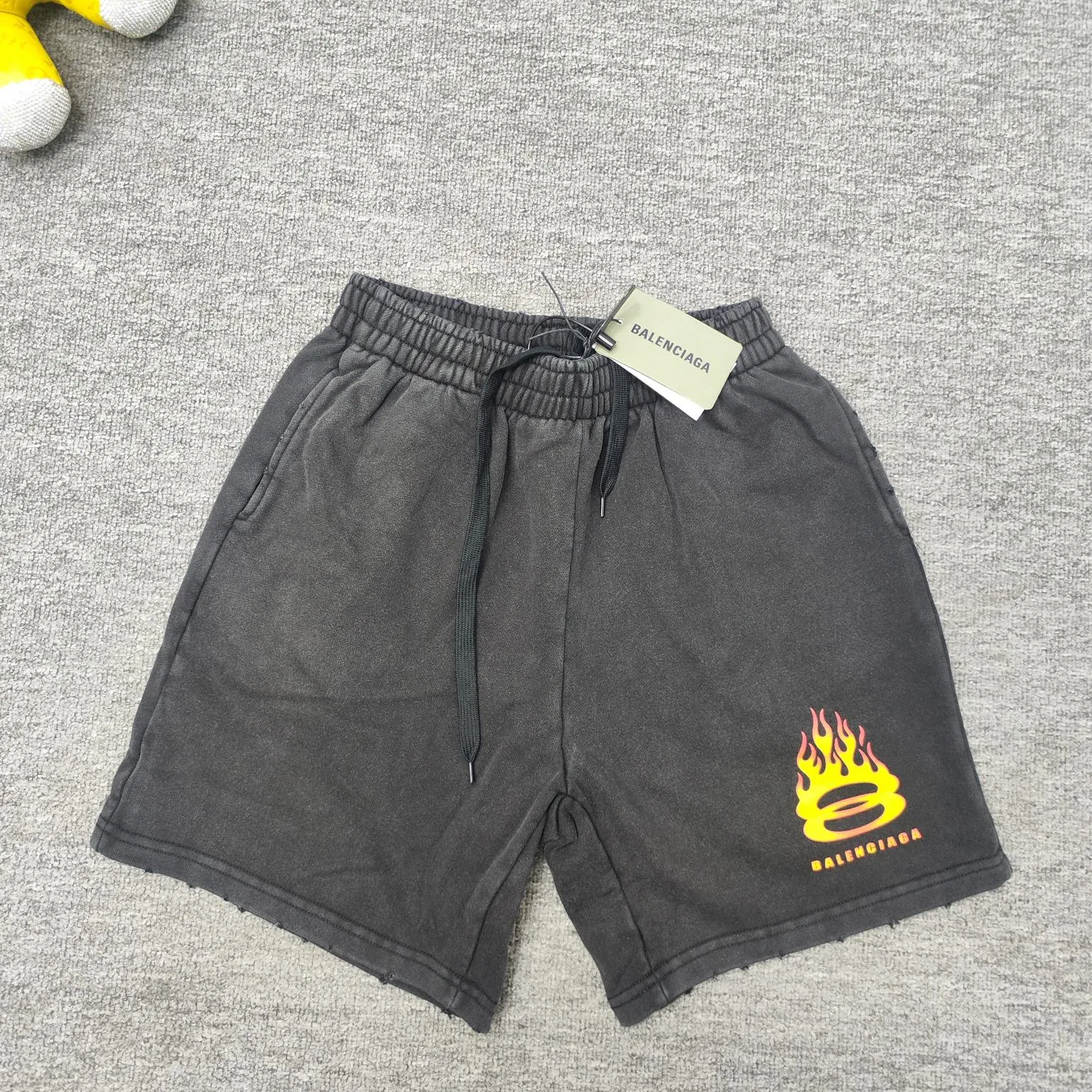 Top version BLCG 22SS Balenciaga flame print washed shorts. The weight after washing is up to 480 grams. The whole pair of pants is washed after being made. The whole pants are evenly whitened. The upper body is very high-end. Original customized accessories dust-proof packaging. Balenciaga/Balenciaga 23s Wave Coke shorts are a classic and versatile style. With these pants, they are perfect no matter what clothes you wear. Size: S-L Color: washed black P:290