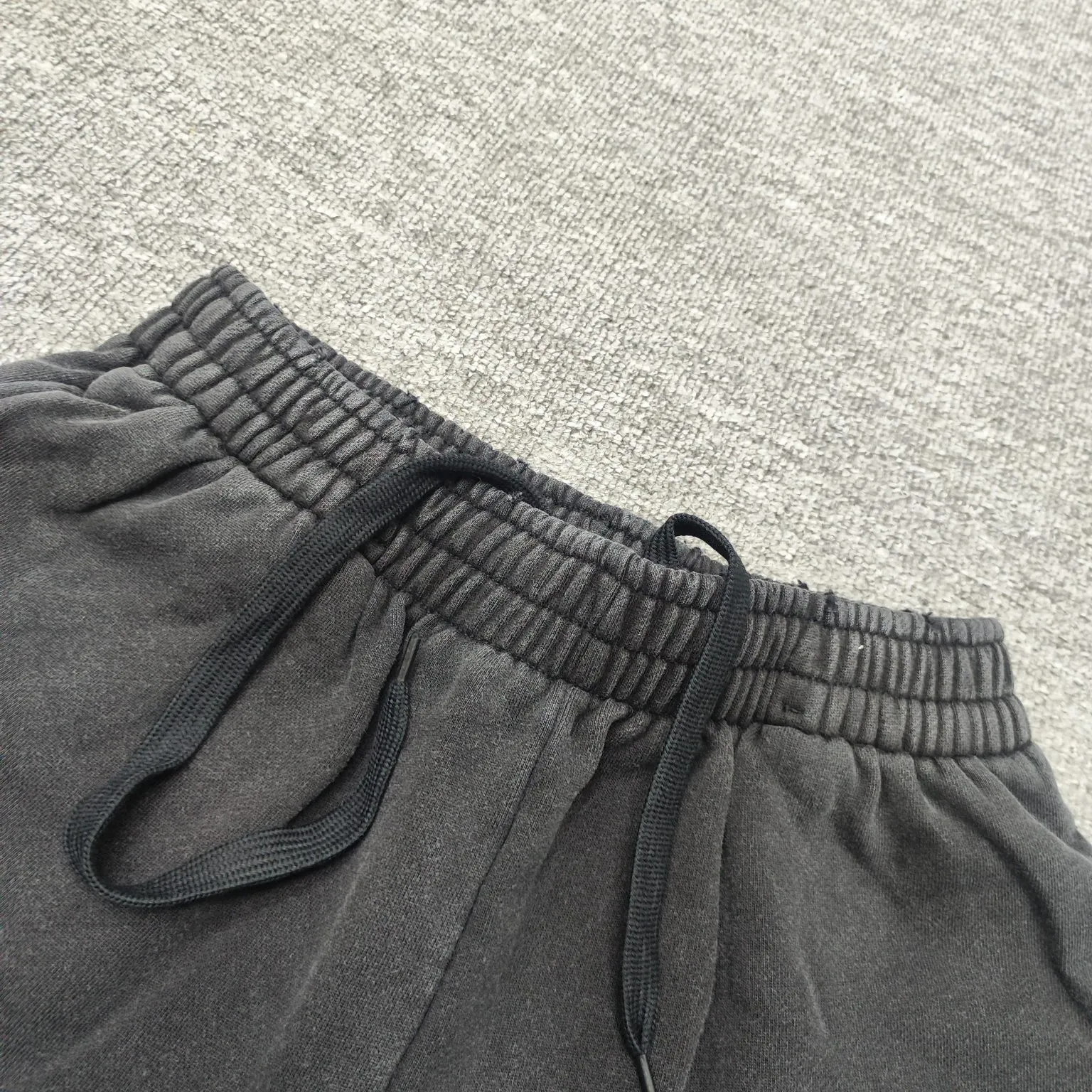 Top version BLCG 22SS Balenciaga flame print washed shorts. The weight after washing is up to 480 grams. The whole pair of pants is washed after being made. The whole pants are evenly whitened. The upper body is very high-end. Original customized accessories dust-proof packaging. Balenciaga/Balenciaga 23s Wave Coke shorts are a classic and versatile style. With these pants, they are perfect no matter what clothes you wear. Size: S-L Color: washed black P:290