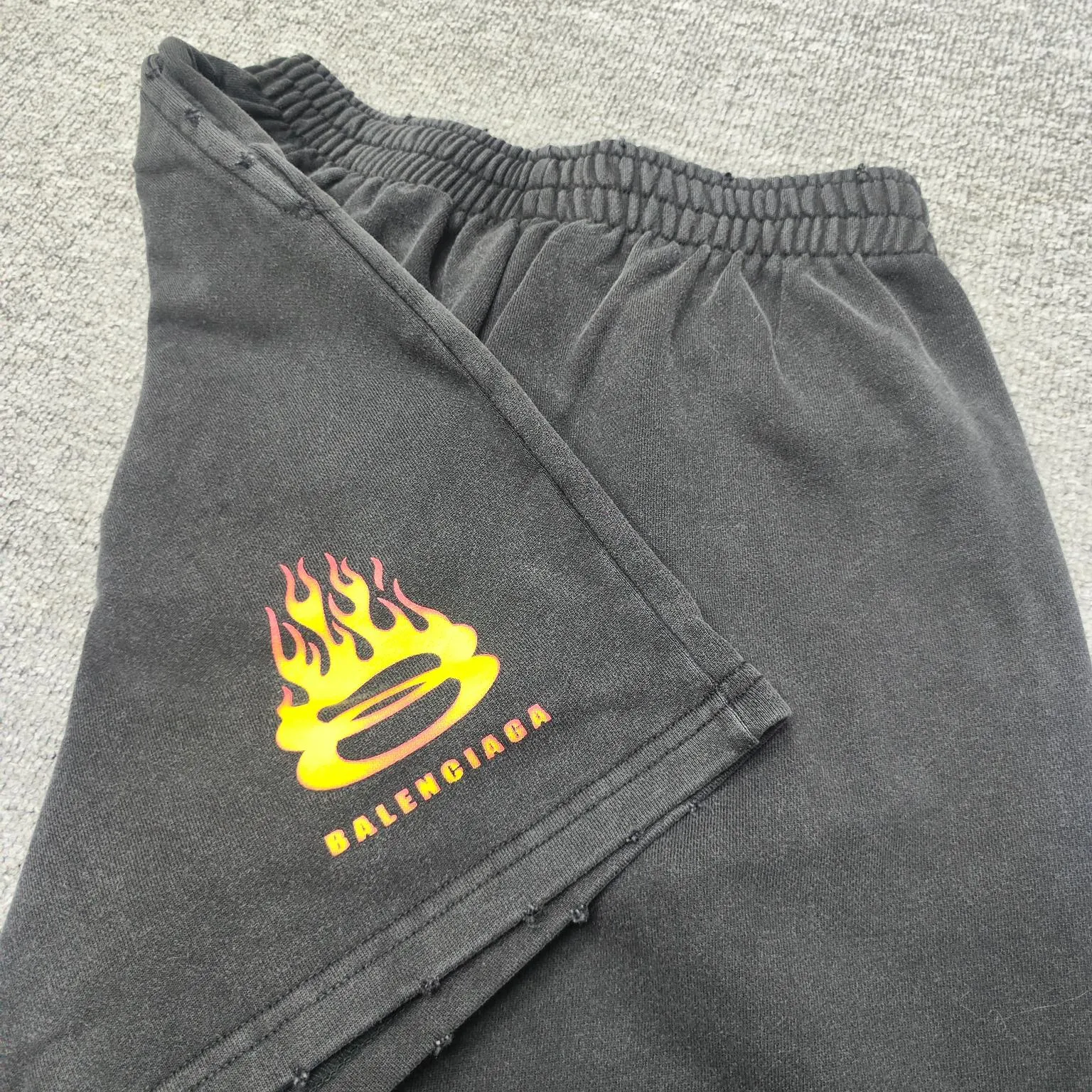 Top version BLCG 22SS Balenciaga flame print washed shorts. The weight after washing is up to 480 grams. The whole pair of pants is washed after being made. The whole pants are evenly whitened. The upper body is very high-end. Original customized accessories dust-proof packaging. Balenciaga/Balenciaga 23s Wave Coke shorts are a classic and versatile style. With these pants, they are perfect no matter what clothes you wear. Size: S-L Color: washed black P:290