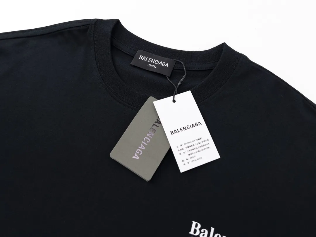🅿️166 Detailed picture [Top version. Official website quality] BALENCI*GA/Paris #Classic, Coke printed short-sleeved T-shirt# The fabric is made of Paris ZP custom-woven and dyed cotton double yarn. Weighing 260 grams, the cloth surface is clean. The cloth pattern is clear, soft and comfortable. The threads are dyed with no color difference. The classic pattern printing uses environmentally friendly imported glue and precision stencil. The letters are clear. No burrs. The three-dimensional effect is strong. All colors are synchronized with the brick cabinets, custom woven and dyed, and will not fade. Different market currencies. The version adopts OS loose shoulder style. Same style for men and women. Code: BL223029 Color: white, black, yellow, red, gray, gray orchid, blue, military green, navy. Size: XS to L