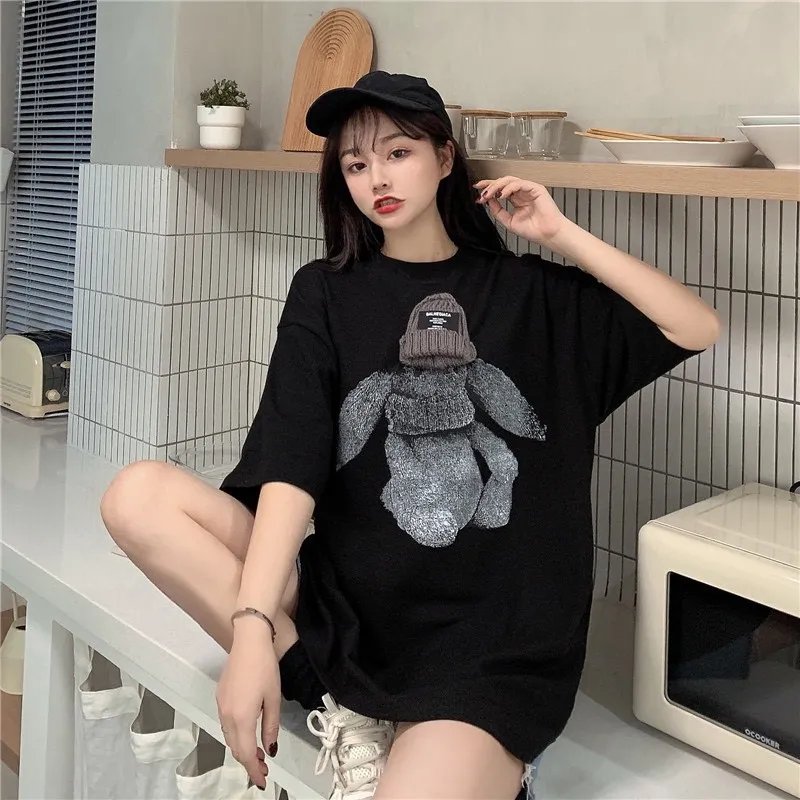 ♻️💯Refer to the model picture for the upper body❤️The top tested version BALENCIAGA plush thread hat rabbit pure cotton loose cotton short-sleeved T-shirt of the same style for men and women couples. Customized woolen hat (with black label on it). The rabbit pattern is made of Kornit digital direct injection. The color is full and the lines are clear, which fully brings out the plush texture of the rabbit. Ordinary digital machines cannot achieve this effect on black fabric, because the overlapping colors of black printing and black fabric will affect the three-dimensional sense of the picture. Only high-precision direct-injection machines can produce a plush picture. From the pictures, everyone can see the precision of the product restoration. The custom-woven 24S 260g double yarn fabric is sweat-absorbent, breathable, and has a full drape. The whole set of cabinets has the same accessories, coding, tags, main wheat, and washing. Top tested version! Color: Black Size: XS-L P:260