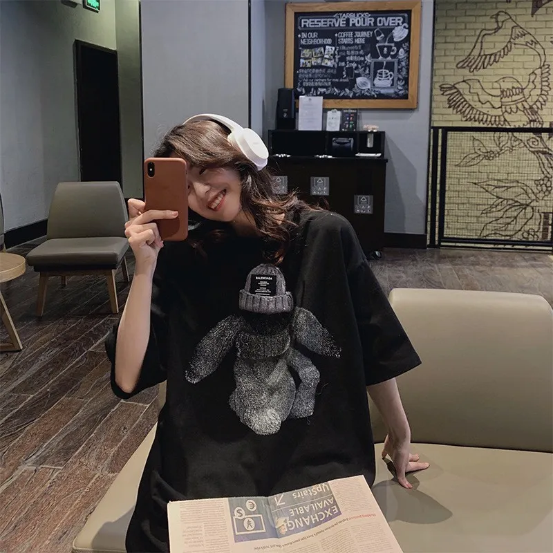 ♻️💯Refer to the model picture for the upper body❤️The top tested version BALENCIAGA plush thread hat rabbit pure cotton loose cotton short-sleeved T-shirt of the same style for men and women couples. Customized woolen hat (with black label on it). The rabbit pattern is made of Kornit digital direct injection. The color is full and the lines are clear, which fully brings out the plush texture of the rabbit. Ordinary digital machines cannot achieve this effect on black fabric, because the overlapping colors of black printing and black fabric will affect the three-dimensional sense of the picture. Only high-precision direct-injection machines can produce a plush picture. From the pictures, everyone can see the precision of the product restoration. The custom-woven 24S 260g double yarn fabric is sweat-absorbent, breathable, and has a full drape. The whole set of cabinets has the same accessories, coding, tags, main wheat, and washing. Top tested version! Color: Black Size: XS-L P:260