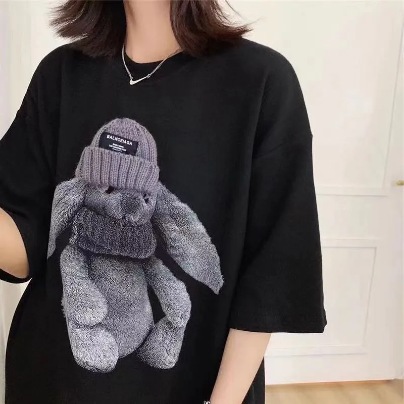 ♻️💯Refer to the model picture for the upper body❤️The top tested version BALENCIAGA plush thread hat rabbit pure cotton loose cotton short-sleeved T-shirt of the same style for men and women couples. Customized woolen hat (with black label on it). The rabbit pattern is made of Kornit digital direct injection. The color is full and the lines are clear, which fully brings out the plush texture of the rabbit. Ordinary digital machines cannot achieve this effect on black fabric, because the overlapping colors of black printing and black fabric will affect the three-dimensional sense of the picture. Only high-precision direct-injection machines can produce a plush picture. From the pictures, everyone can see the precision of the product restoration. The custom-woven 24S 260g double yarn fabric is sweat-absorbent, breathable, and has a full drape. The whole set of cabinets has the same accessories, coding, tags, main wheat, and washing. Top tested version! Color: Black Size: XS-L P:260