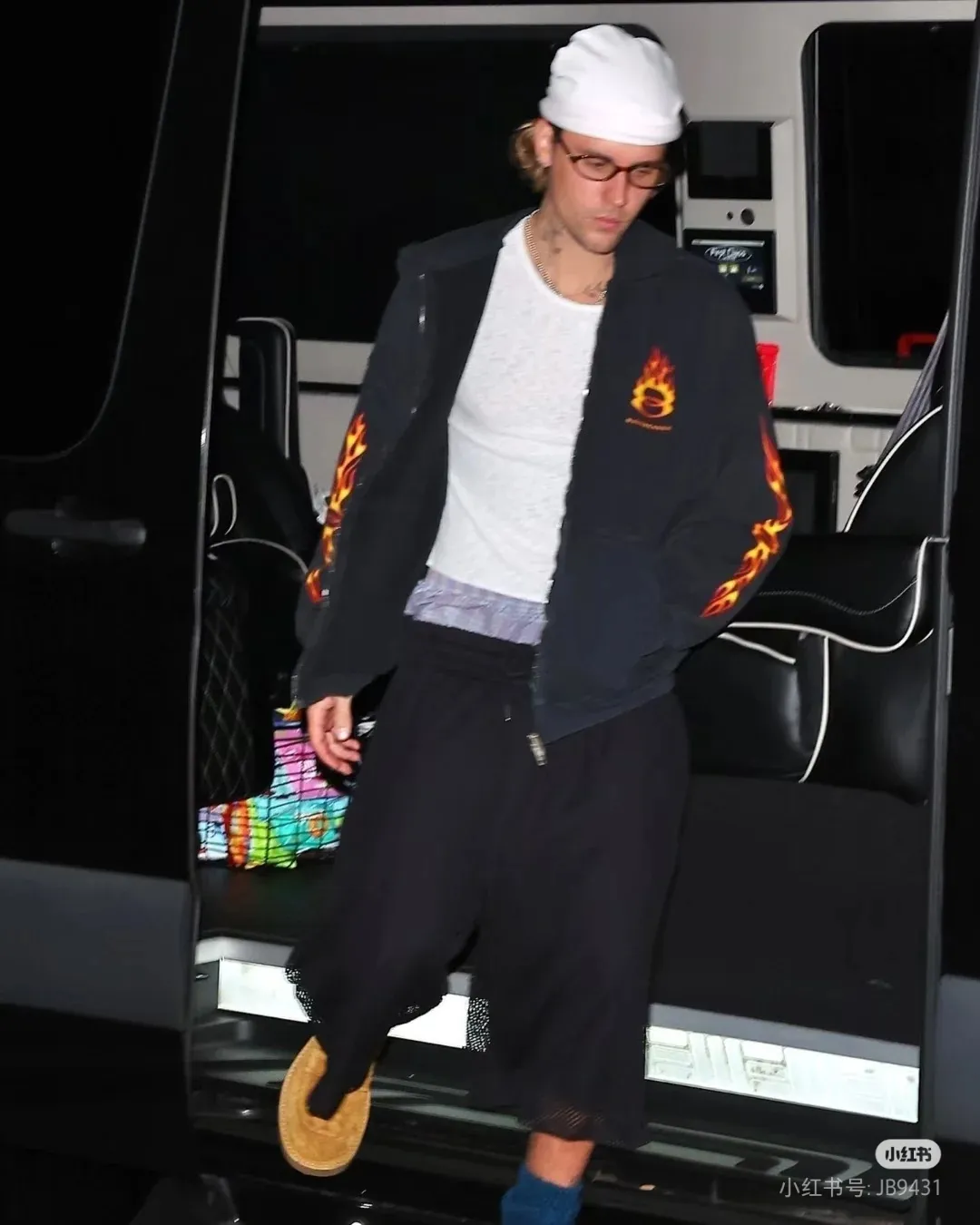 ♻️💯Upper body reference model picture❤️Top version BALENCIAGA/SS Balenciaga 2024 double-ring flame direct-injection printed washed and distressed hooded zipper jacket 2024 new style ✅No.1 quality in this market Real ceiling quality ✅All original development drawings pay attention to details to avoid mixed use of stolen pictures by merchants ✅Correct 450g custom-woven and dyed 100% cotton double yarn compact cotton fabric ✅Imported Conley direct-injection printing color ZP consistent ✅Letter tearing process Clear and firm with no hand feel. ✅ Ready-made garments are washed and distressed. Over-heavy craftsmanship. Good color fastness. ZP consistent. Let me explain why I am a little more expensive than others. 1. It seems to be a simple printing or embroidery. In fact, it is not simple at all. 10000% imported machine restoration is not just a lip service. You are welcome to compare with peers. 2. Each model is produced by the company. The detailed workmanship and fabrics are consistent with the original ones. There is no color difference between the details and the counters. Reproduction is not terrible. Whoever is fake is embarrassed. It’s not shameful to make a replica, it’s shameful if you can’t buy the correct version if you make a replica.  3. Note that the threaded collars are all original collars of certain countries and regions, with high wrapping. The width of the neckline and cabinets are accurate to the millimeter. Thick necklines are not easy to deform. The collars of high-end products are all restored cabinets. They are different from the big collars in the world. Ordinary garbage short-sleeves are printed with a print. The clavicle of the upper body is exposed. Please be patient. Customers who have bought genuine products or have seen genuine products will come back to place orders again. This is quality. This is quality. 4. Different styles of washed wheat main wheat, including imported wheat, have different colors and codes. Really restore the counter. As we all know, Balenciaga's collar labels in each quarter have different English or different colors. This distinguishes fast food from the world's same-colored main wheat washed wheat. 5. Pay attention to the workmanship. The stitching at the neckline has no folds, smooth and natural without overlapping lines, and truly restores this. This is something that many people cannot do. 6. The fabric is made of 450g Paris-specific double yarn. No one can make better fabrics than my family. There's really no way to compare it with the ordinary version on the market. Respect it. It's genuine and costs thousands of dollars anyway. Don't go wrong with the quality of street stall products. 7. The workmanship is fully restored and the packaging is fully restored. The cost is huge. 8. I guarantee here that this is the highest quality you can find. P:510 Size: XS-S-M-L (the correct version is very large)