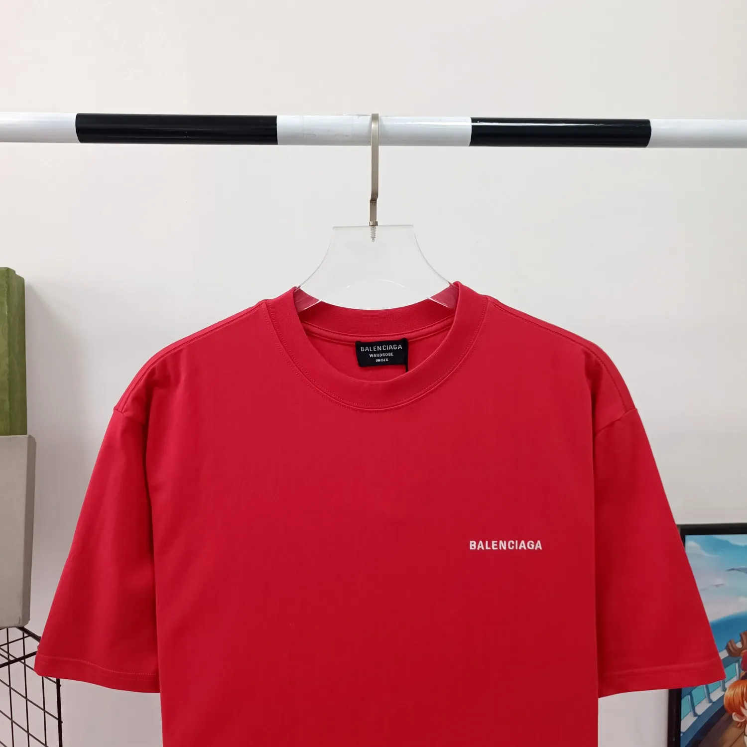 [New] The top tried and tested version of BALENCIAGA with large LOGO basic letters on the back, pure cotton loose fit for male and female couples, the same fashion brand high-end short-sleeved T-shirt. The god of simplicity in Paris, a volume sought after by many stars. Lisa’s favorite basic short-sleeved Paris style, which has a very high appearance rate. Wear alone, paired with jeans, shorts, and sweatpants, it's a versatile style. Xiaohongshu, a hot item on INS, a must-have for Paris fans. The logo slogan on the back is made of Tajima embroidery technology. Please pay attention to the importance of the version. Don't make a pattern based on the pictures. If you don't have the original version, you won't be able to make it look one to one like the original version. At most, you can just make a look. It's just a piece of clothing without a soul. The fabric is made of 24S 260g double yarn pure cotton fabric. The threads and fabric are custom woven and dyed in the same style, without color difference.  A complete set of customized tags, collar tags, washed, plastic bags, and most importantly, a complete set of bags, tag codes, and codes are all authentic.  Color: White Black Royal Blue Apricot Floral Gray Pink Beige Chinese Red Deep Sea Blue Purple Size: XS-L P:250