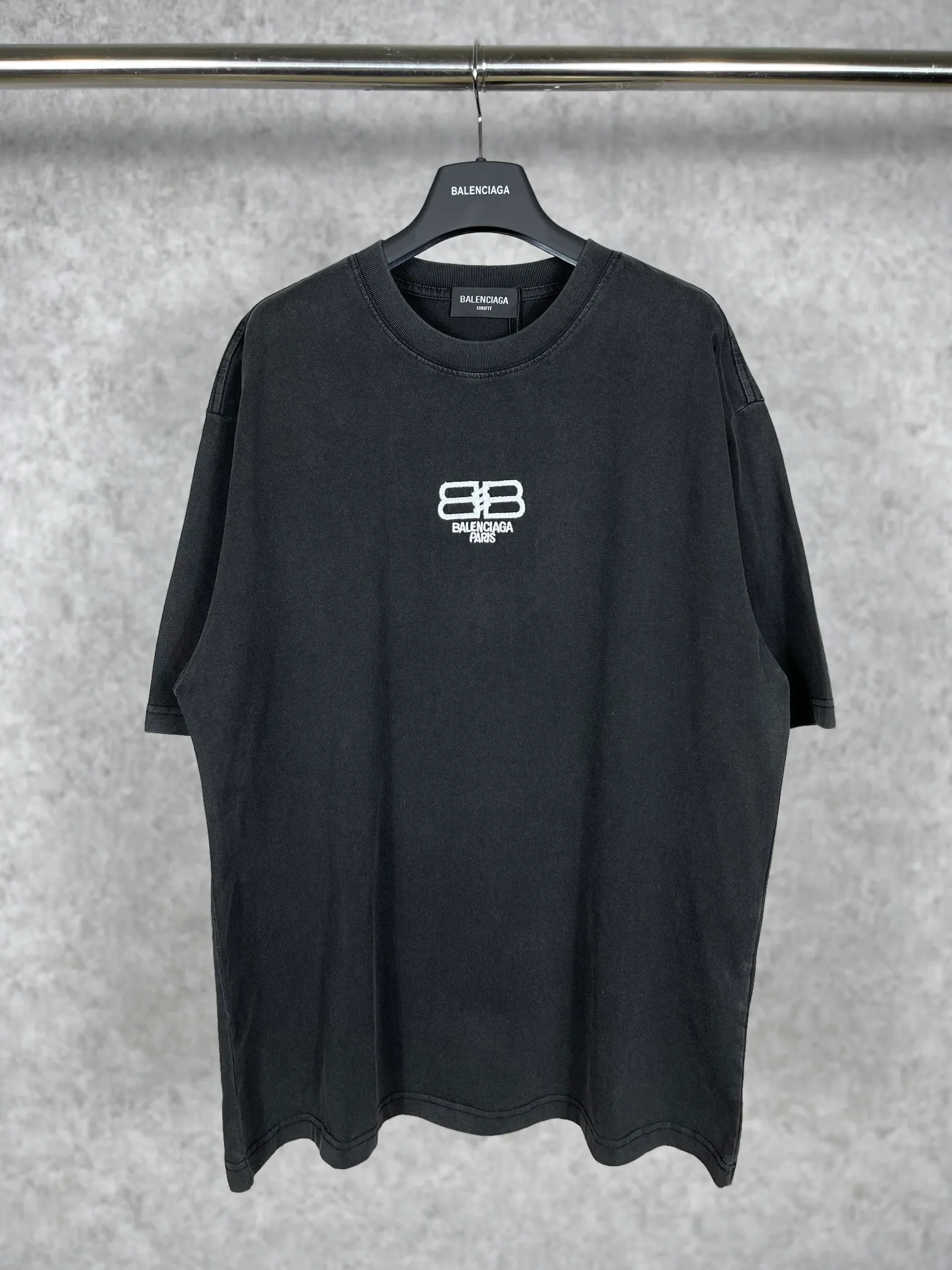 🅿️174 Real photos [Top version. Official website quality] BALENCI*GA/Paris. BB embroidered washed distressed short-sleeved T-shirt. Brick cabinet synchronization. The fabric is made of Paris ZP custom-woven and dyed cotton double yarn compact cotton. The weight is 260 grams, the cloth surface is clean. The cloth pattern is clear, soft and comfortable. The threads are dyed with no color difference. The classic patterns are embroidered using imported embroidery machines. The effect is three-dimensional. Restored brick cabinets. Ready-made garments washed and distressed. Different market currency. Welcome to compare. The version adopts OS loose shoulder version. Same style for men and women. Code: BL223035 Color: Washed Black Size: XS to L