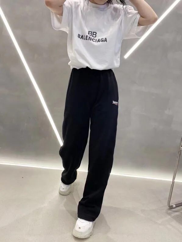 ♻️💯Upper body reference model picture❤️Top tried and true version Balenciaga 21SS BLCG Balenciaga Wave Coke male and female couple star same style pure cotton terry trousers sweatpants casual pants classic and versatile style is here! With these pants, they look perfect no matter what outfit you wear! Get it now! Customized special fabrics, ready-to-wear washable, soft and comfortable to the touch.  460 grams of dust-free sweatshirt fabric, washed and cut. Imported environmentally friendly water glue is added to the garment and washed twice to ensure consistent printing. Customized wash mark. This year's sincere shorts LOGO adopts Japanese Tajima embroidery technology, and the printing is full and meticulous. Color: Black/Grey/White/Blue Size: XS-L P:370