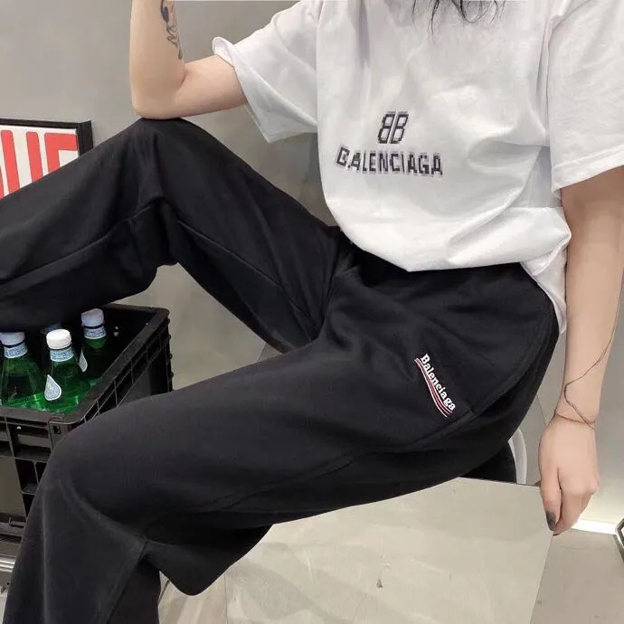 ♻️💯Upper body reference model picture❤️Top tried and true version Balenciaga 21SS BLCG Balenciaga Wave Coke male and female couple star same style pure cotton terry trousers sweatpants casual pants classic and versatile style is here! With these pants, they look perfect no matter what outfit you wear! Get it now! Customized special fabrics, ready-to-wear washable, soft and comfortable to the touch.  460 grams of dust-free sweatshirt fabric, washed and cut. Imported environmentally friendly water glue is added to the garment and washed twice to ensure consistent printing. Customized wash mark. This year's sincere shorts LOGO adopts Japanese Tajima embroidery technology, and the printing is full and meticulous. Color: Black/Grey/White/Blue Size: XS-L P:370