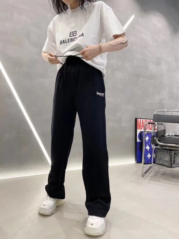 ♻️💯Upper body reference model picture❤️Top tried and true version Balenciaga 21SS BLCG Balenciaga Wave Coke male and female couple star same style pure cotton terry trousers sweatpants casual pants classic and versatile style is here! With these pants, they look perfect no matter what outfit you wear! Get it now! Customized special fabrics, ready-to-wear washable, soft and comfortable to the touch.  460 grams of dust-free sweatshirt fabric, washed and cut. Imported environmentally friendly water glue is added to the garment and washed twice to ensure consistent printing. Customized wash mark. This year's sincere shorts LOGO adopts Japanese Tajima embroidery technology, and the printing is full and meticulous. Color: Black/Grey/White/Blue Size: XS-L P:370