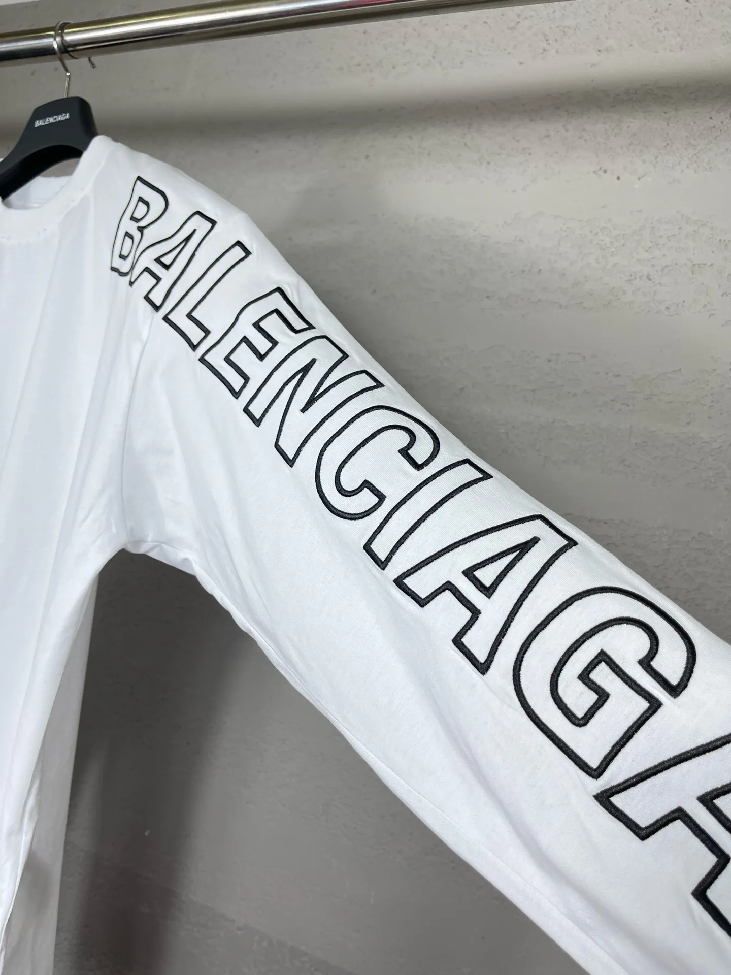 🅿️220 Detailed picture [Top version. Official website quality] BALENCI*GA/Paris BALENCI*GA#2024 latest model, Paris classic letters and large LOGO embroidery. Brick cabinet sync. The first genuine product was developed, with over 200,000 stitches of counter-position embroidery on the chest. Welcome to compare! The fabric is made of Paris ZP custom-woven and dyed 100% cotton double-yarn compact cotton. The weight is 260 grams. The cloth surface is clean. The cloth pattern is clear. It is soft and comfortable. It has good color fastness and is not easy to change color. The threads are woven and dyed with no color difference. The embroidery is done using imported Tajima embroidery machines. Super W needle thread embroidery, accurate positioning, three-dimensional effect, clear lines. No burrs and miscellaneous threads, ultra-high craftsmanship embroidery. The version adopts OS loose shoulder design. Same style for men and women. Code: BL225010 Color: black, white. Size: XS S M L